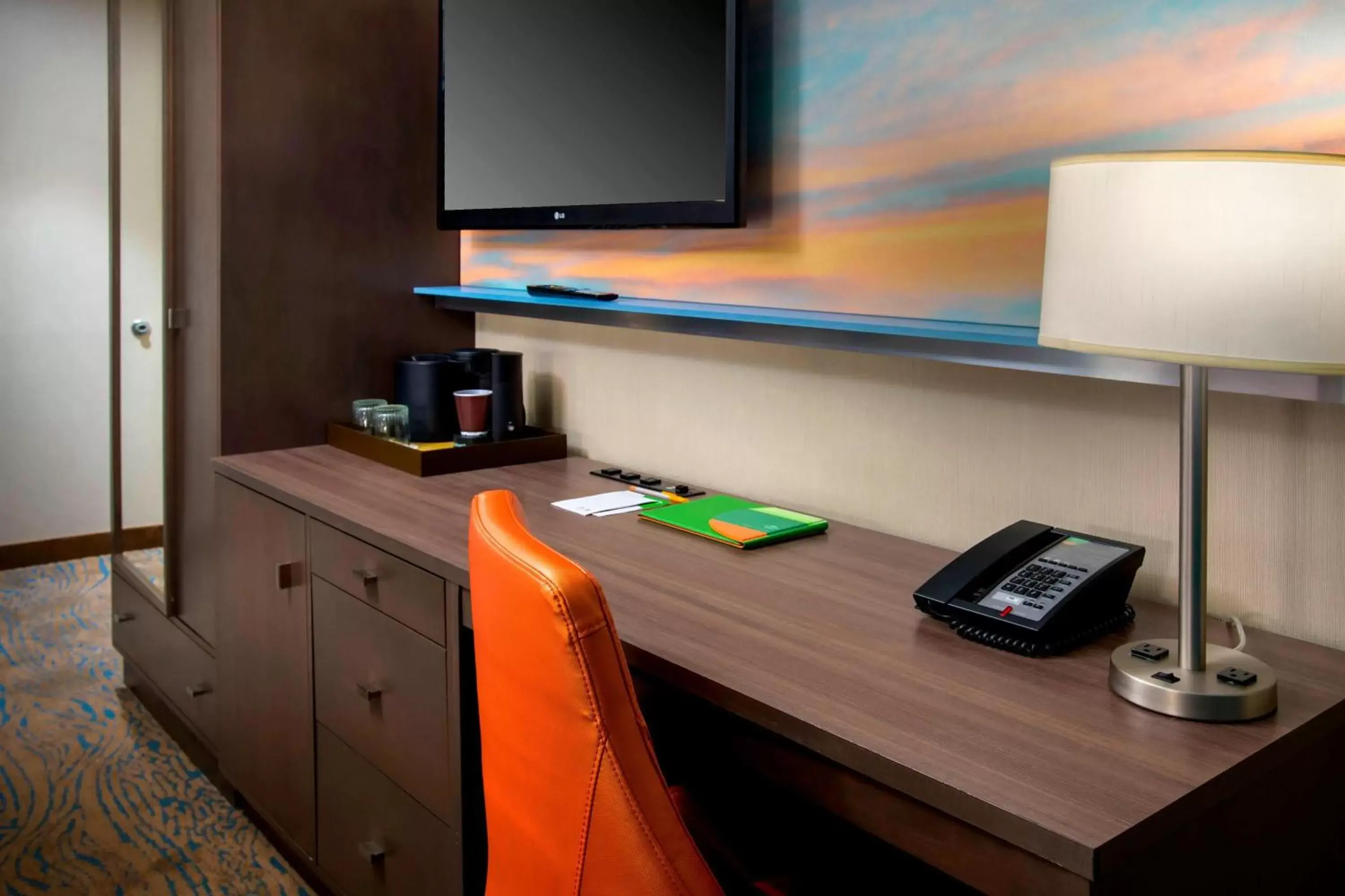 Photo of the whole room, TV/Entertainment Center in Courtyard by Marriott New York Manhattan/Chelsea