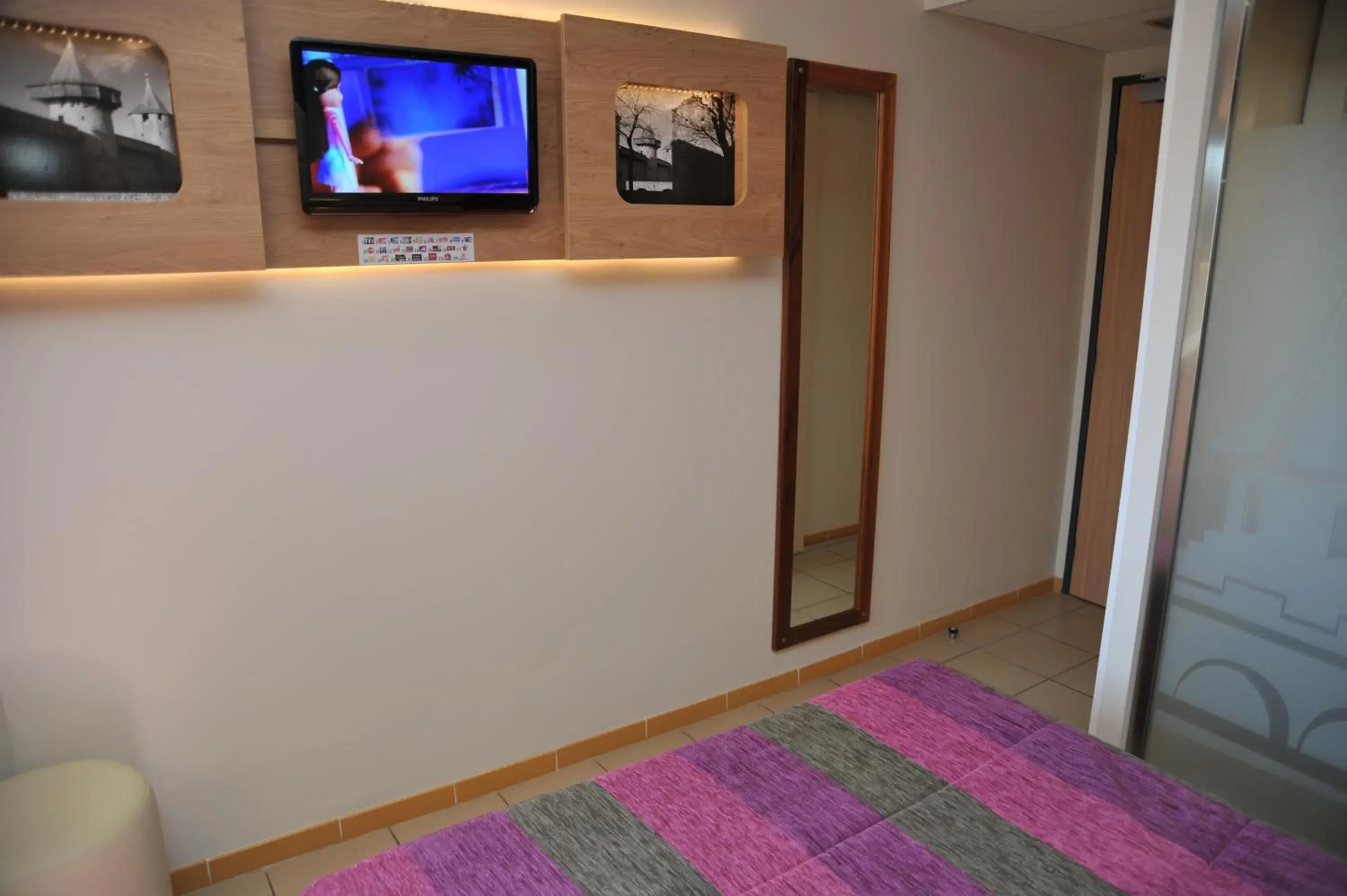 Bedroom, TV/Entertainment Center in Hotel Espace Cite