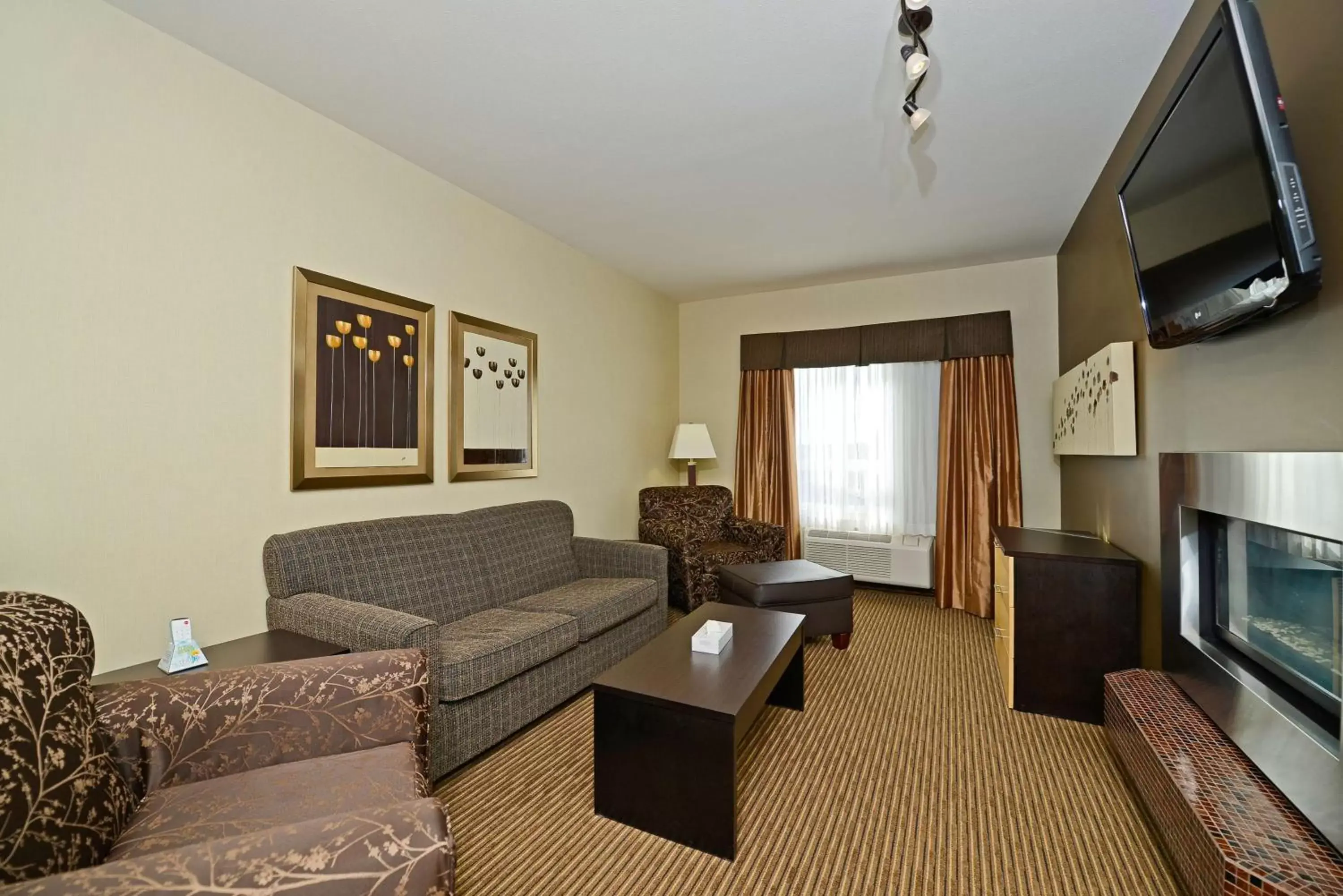 Photo of the whole room, Seating Area in Best Western Cold Lake Inn