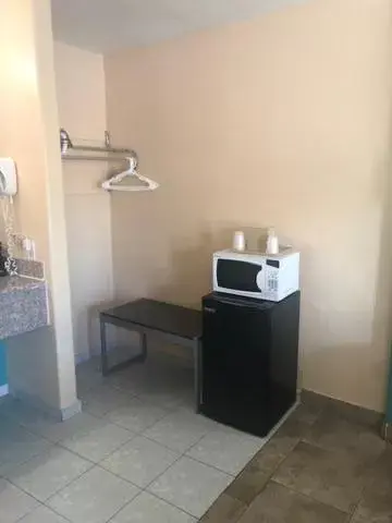 Kitchen/Kitchenette in Pinn Road Inn and Suites Lackland AFB and Seaworld