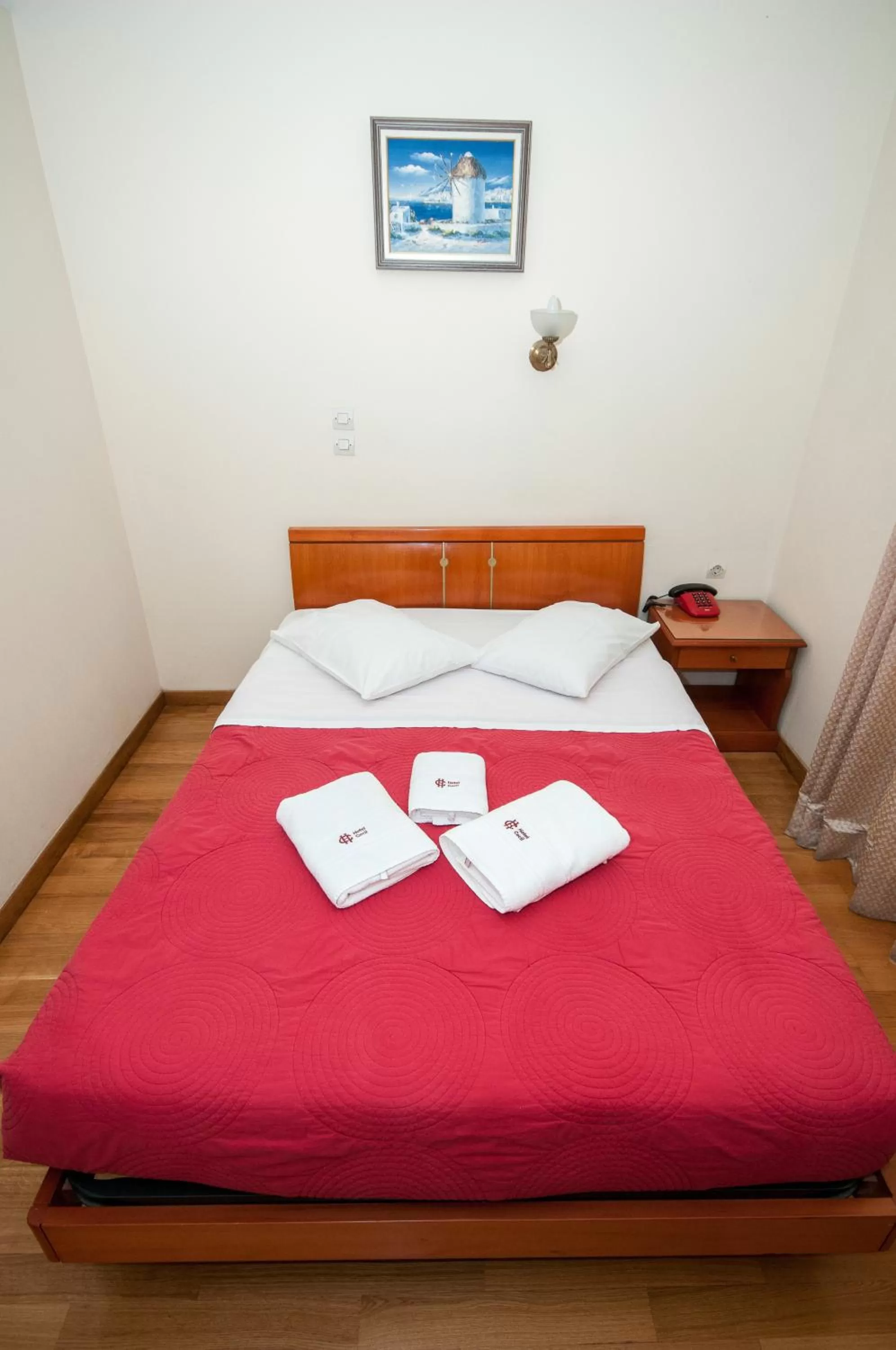 Photo of the whole room, Bed in Cecil Hotel