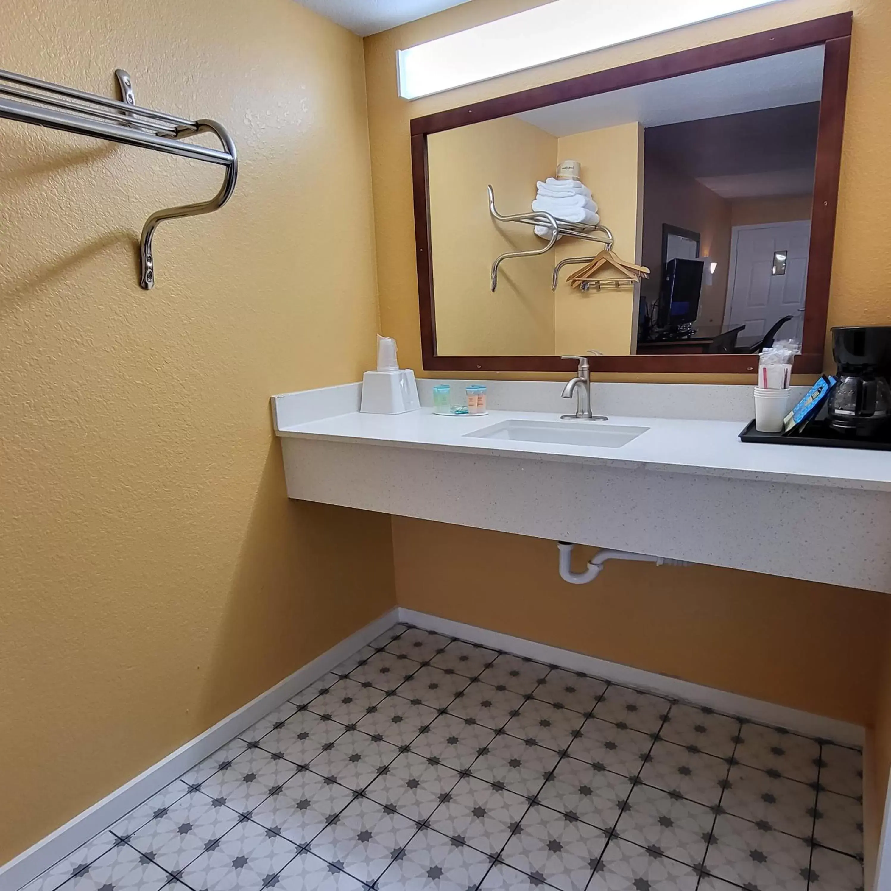 Bathroom in Olympic Inn & Suites Port Angeles