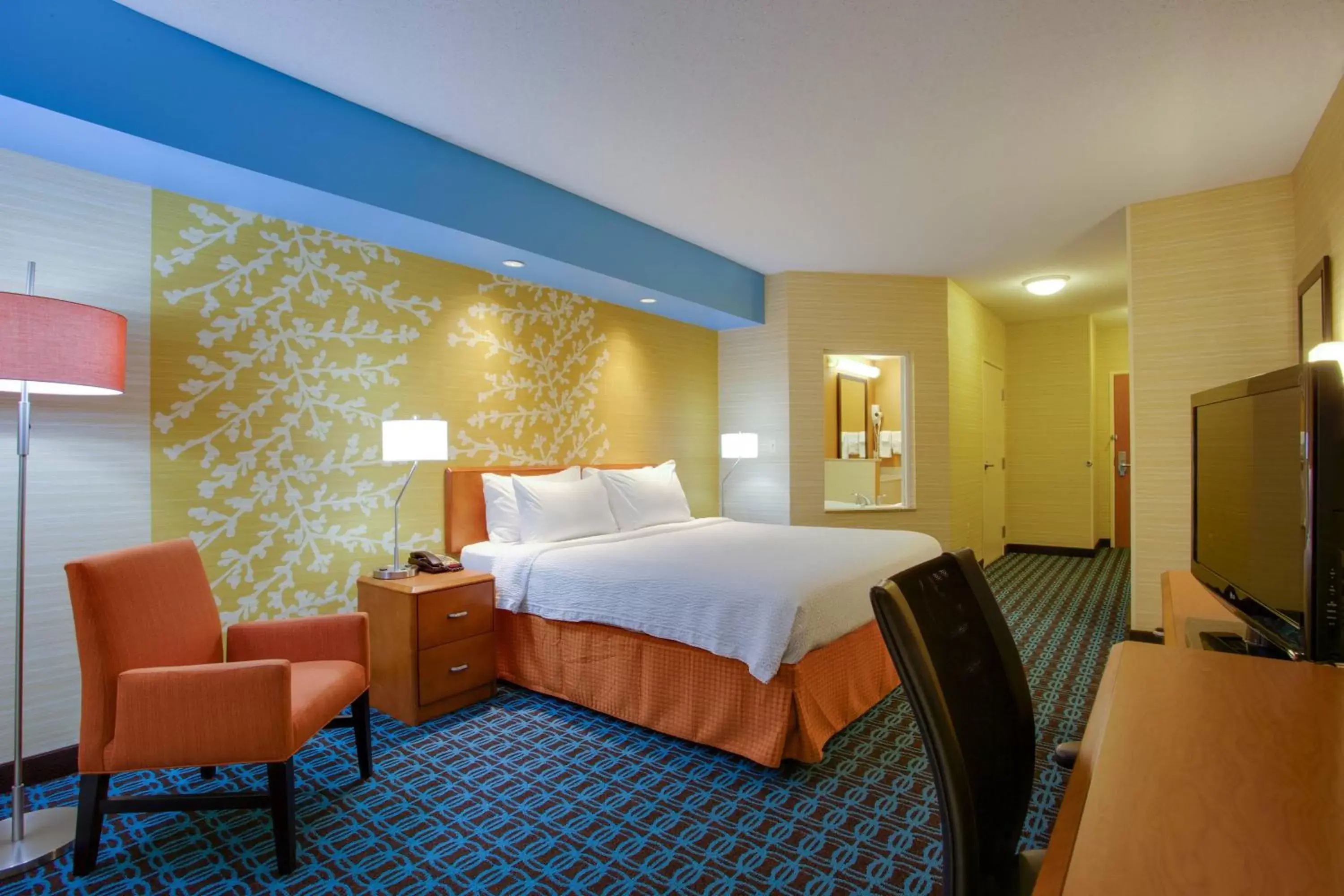 Swimming pool, Bed in Fairfield Inn & Suites by Marriott Edison - South Plainfield