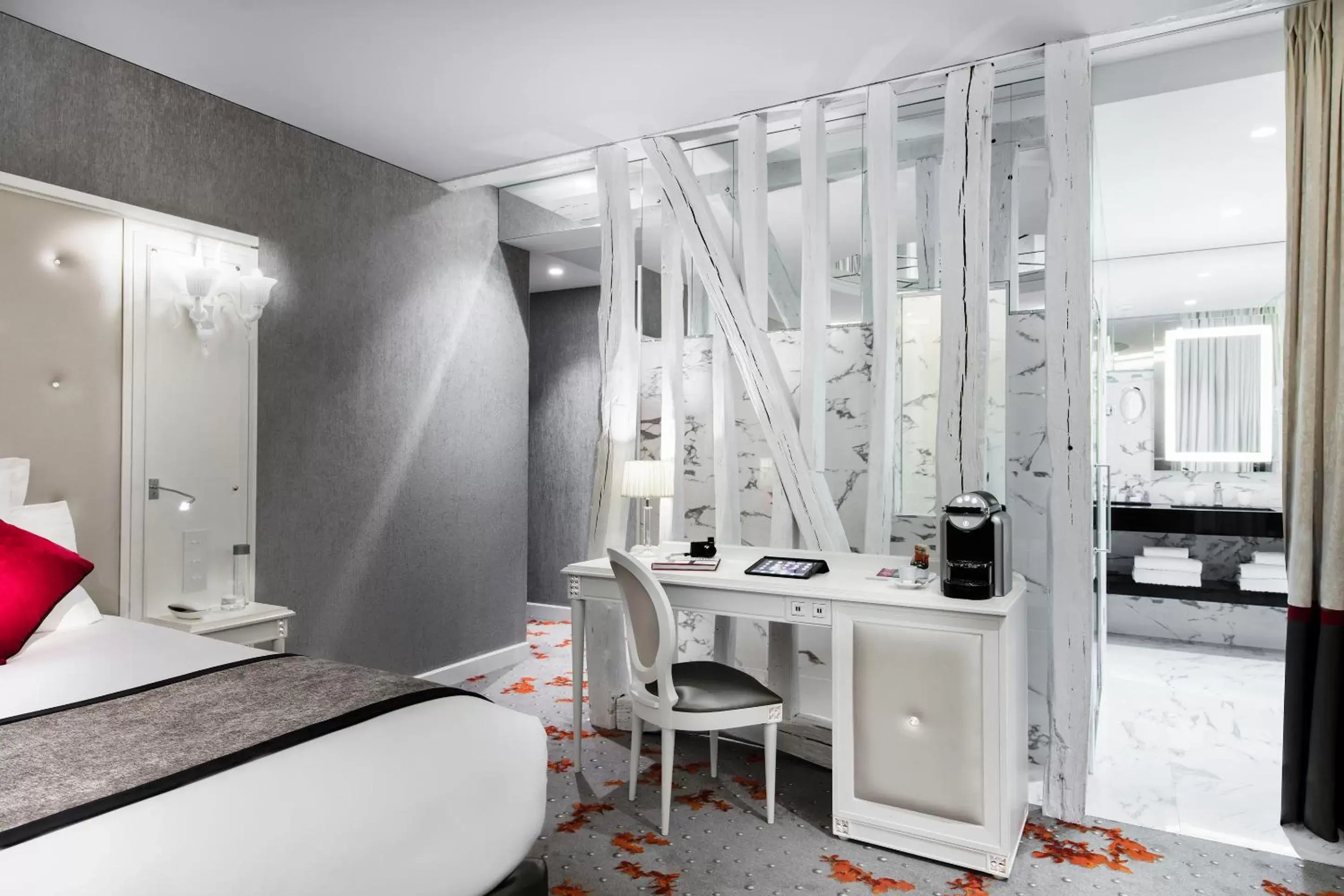 Bedroom, TV/Entertainment Center in Maison Albar Hotels Le Diamond