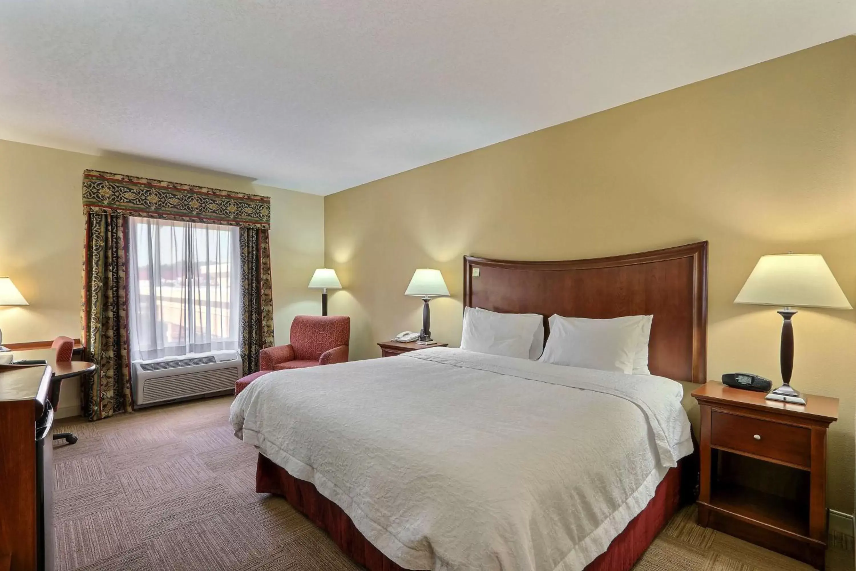 Bed in Hampton Inn & Suites Savannah - I-95 South - Gateway