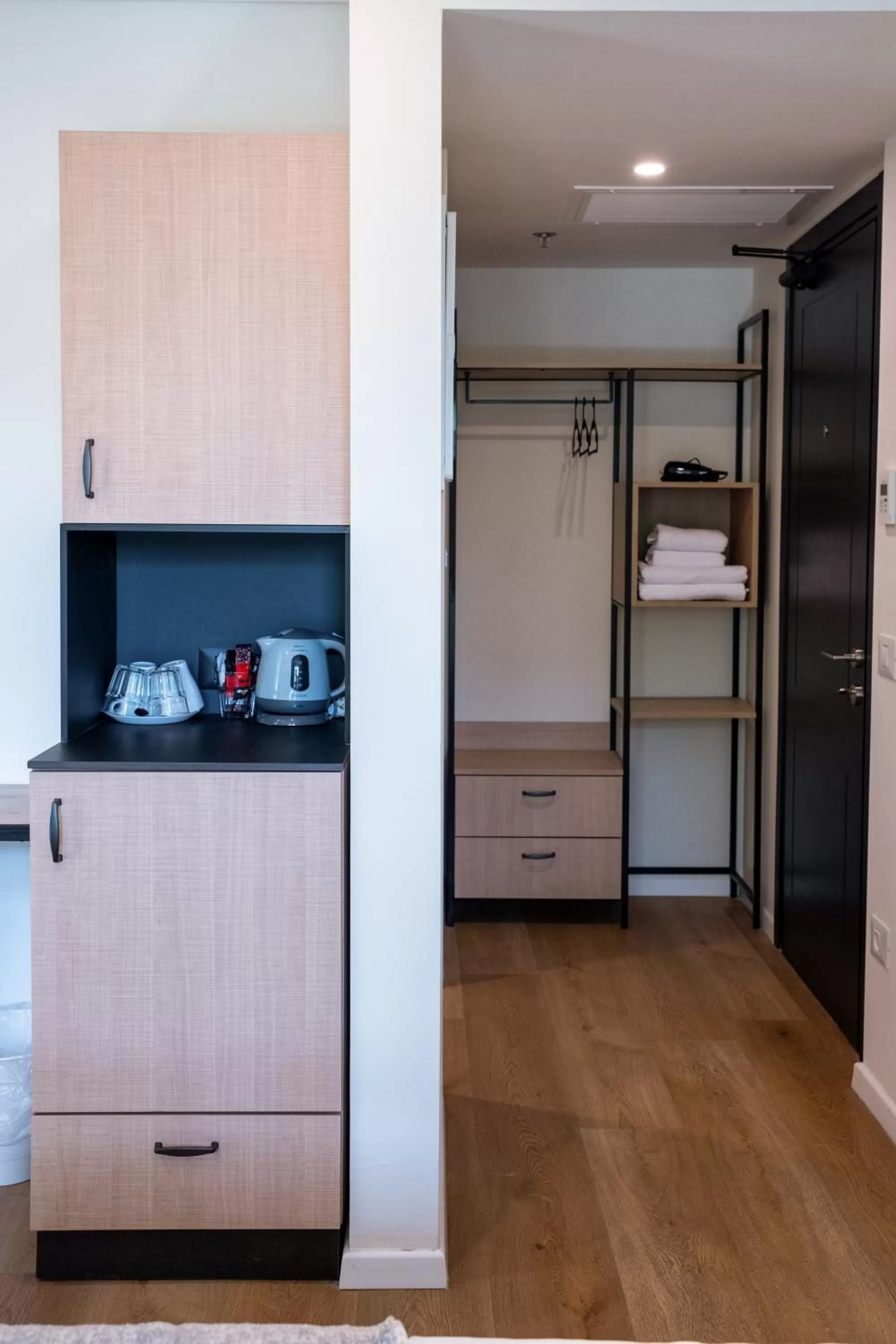 Coffee/tea facilities, Kitchen/Kitchenette in Urbanic Hotel