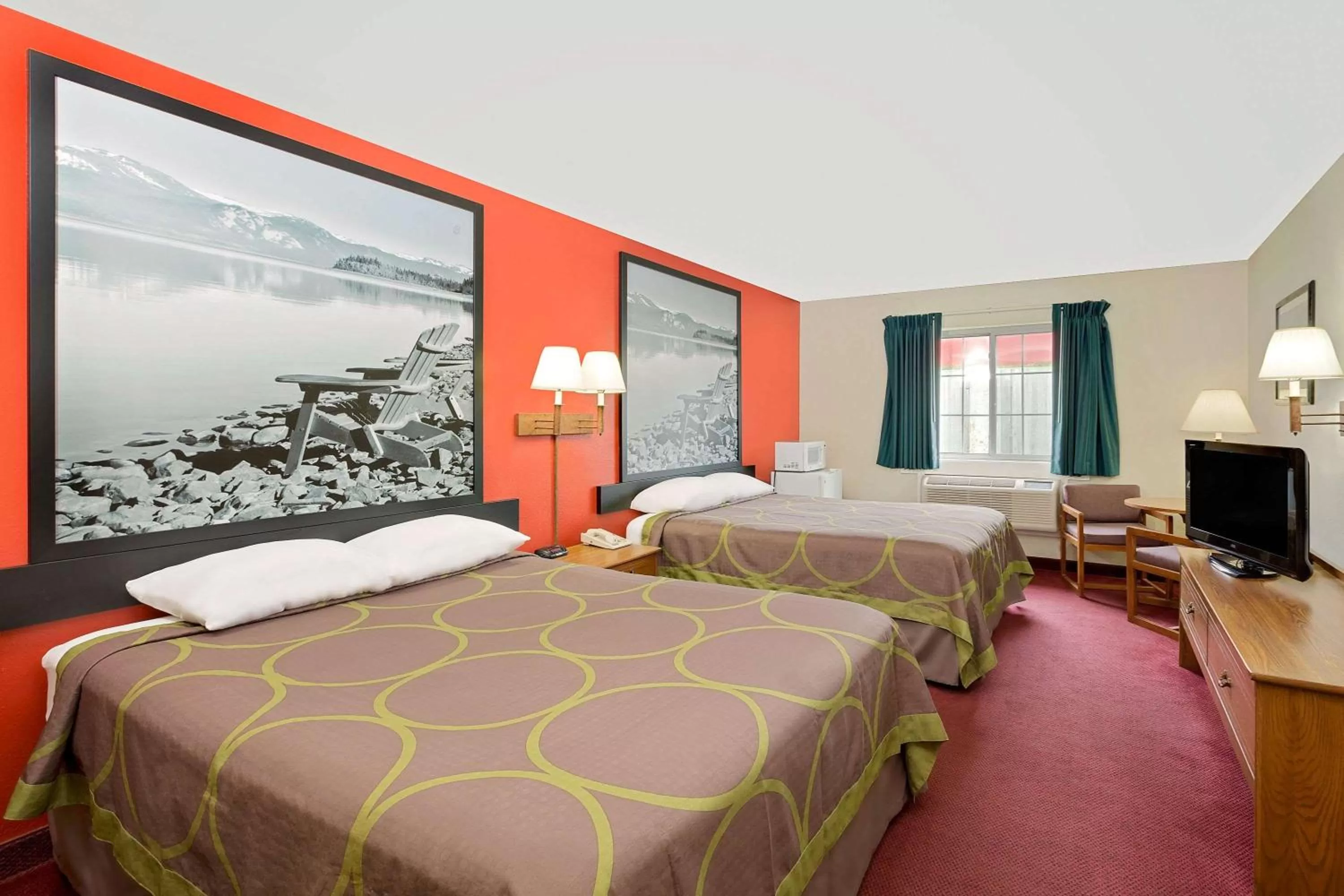 Photo of the whole room, Bed in Super 8 by Wyndham Mound City