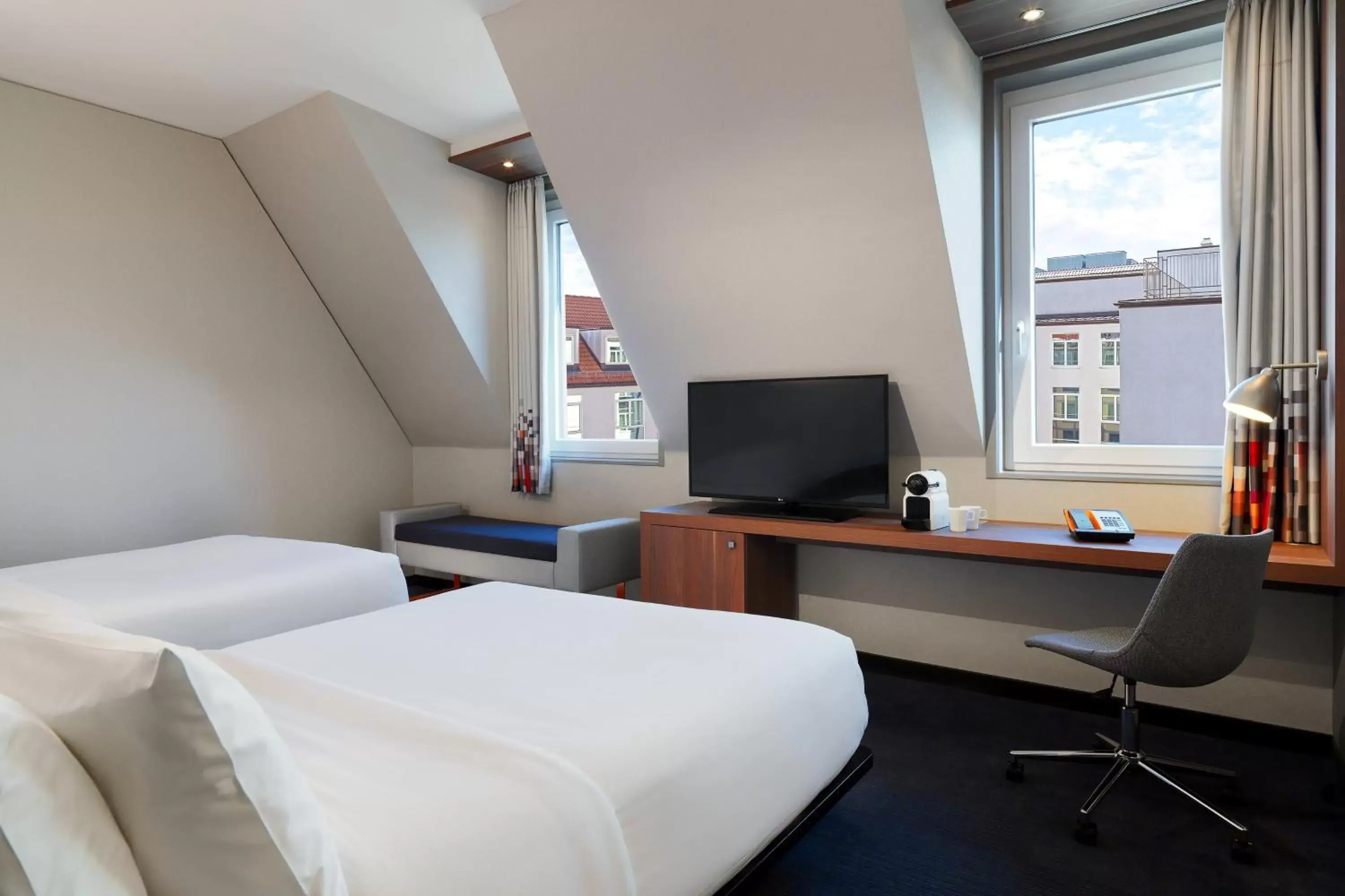 Photo of the whole room, Bed in Aloft München