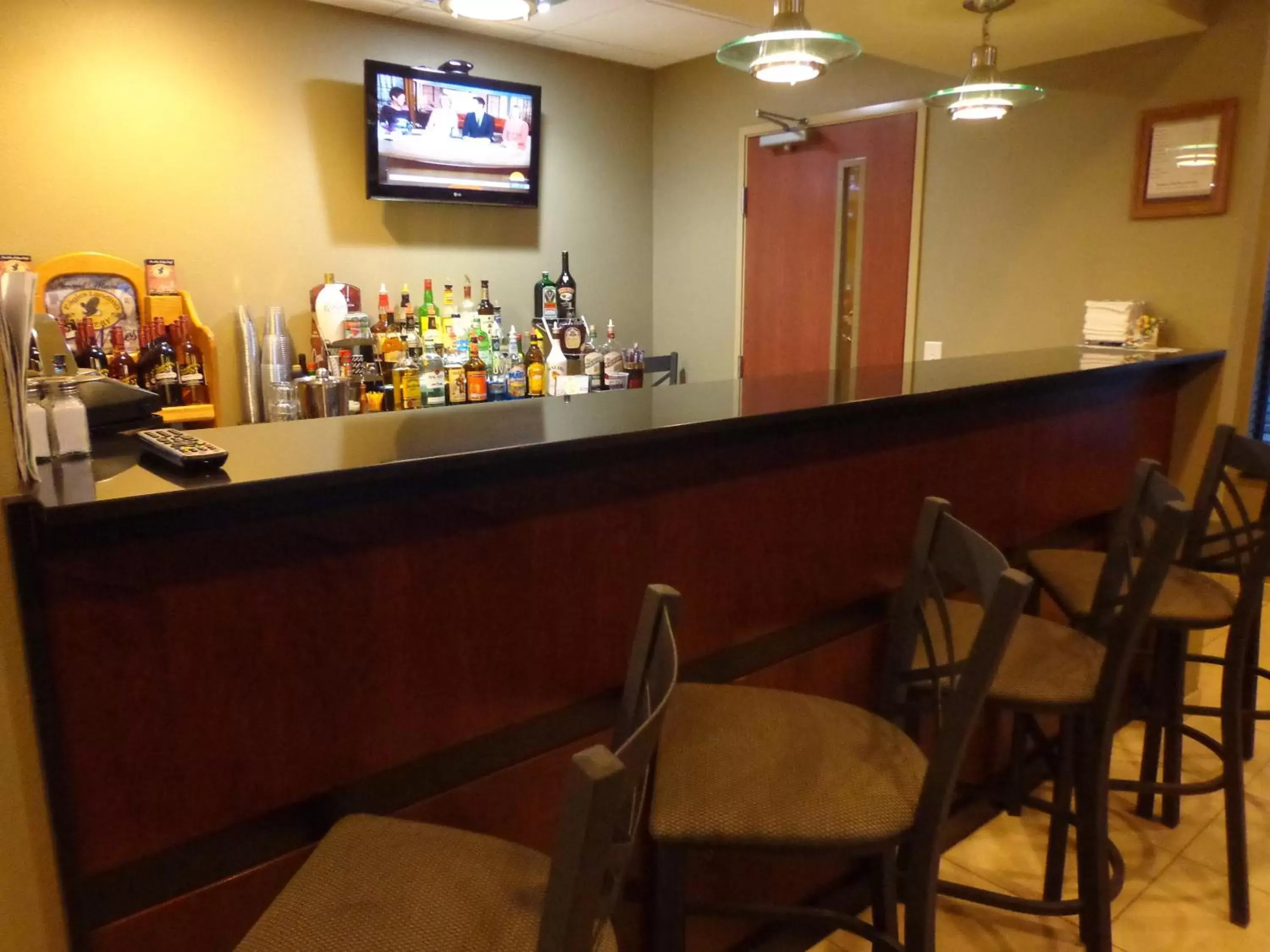 Lounge or bar, Lounge/Bar in Cobblestone Inn & Suites - Marquette