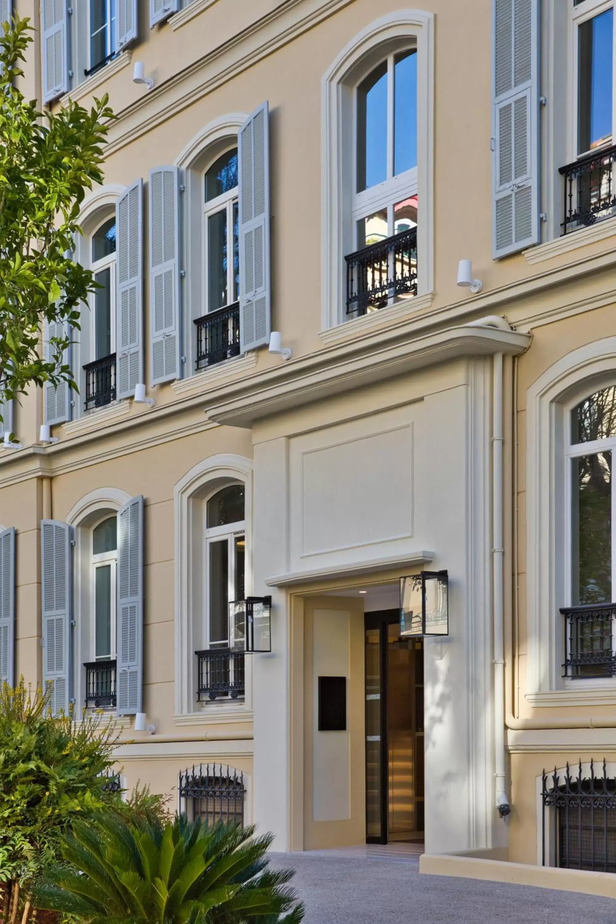 Facade/entrance, Property Building in Hôtel Apollinaire Nice