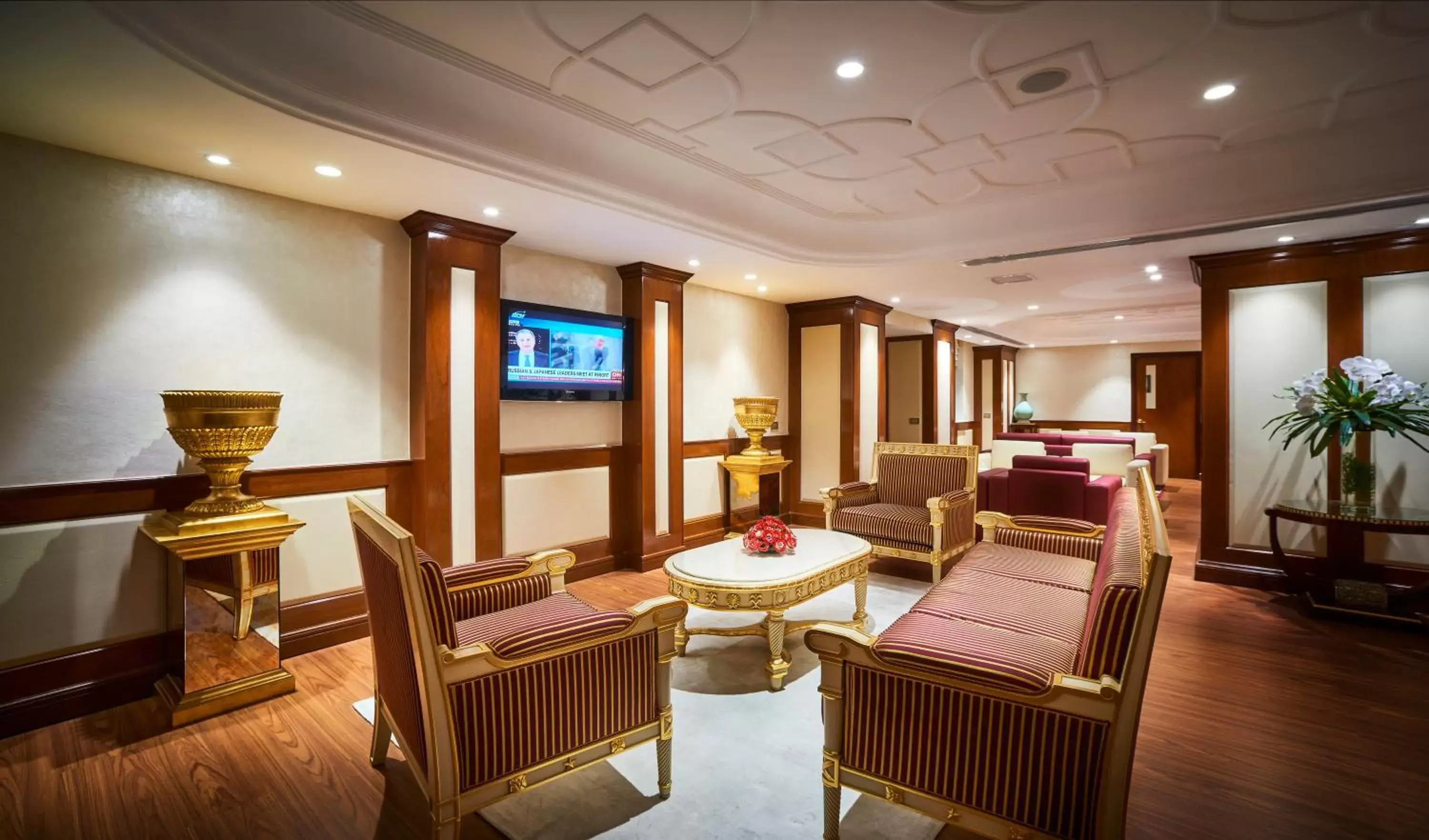 Lounge or bar, Restaurant/Places to Eat in Windsor Plaza Hotel