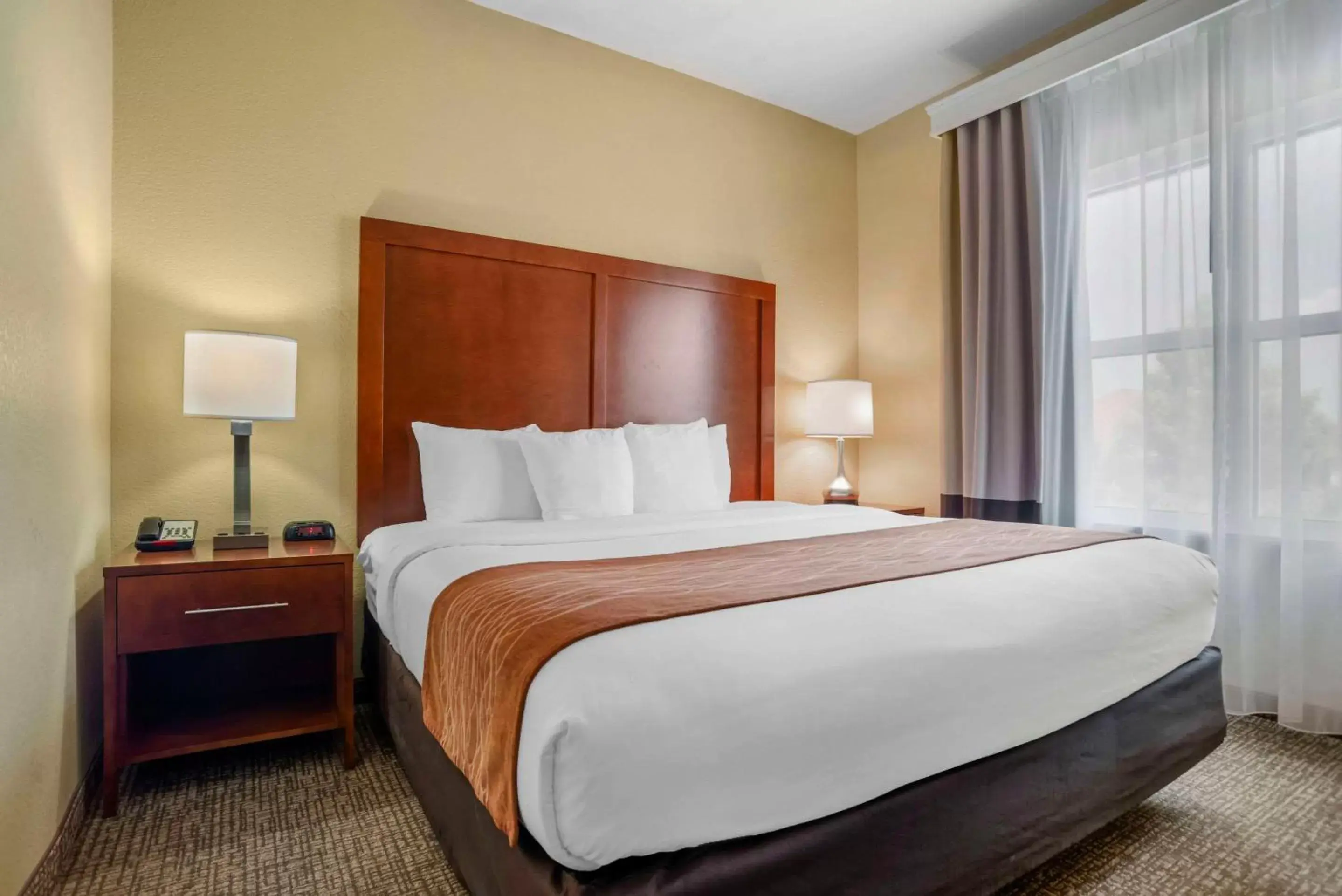 Bedroom, Bed in Comfort Inn & Suites Mobile near Eastern Shore Centre