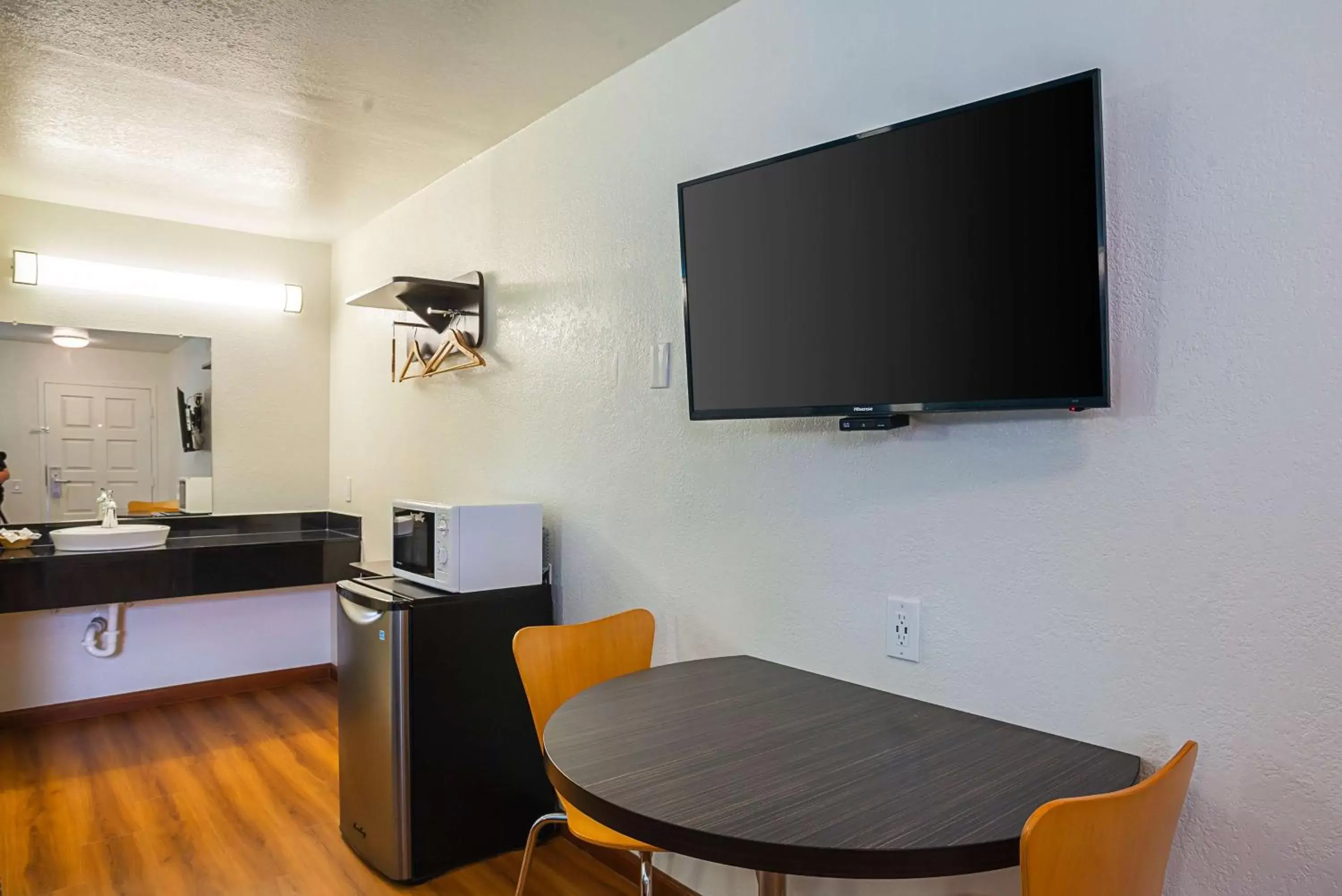 TV and multimedia, TV/Entertainment Center in Motel 6-Ventura, CA - Downtown