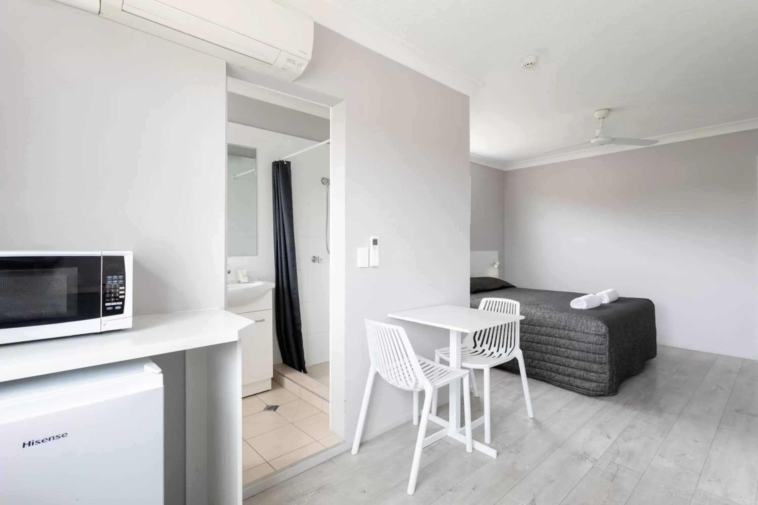 Dining area, TV/Entertainment Center in Burleigh Gold Coast Motel