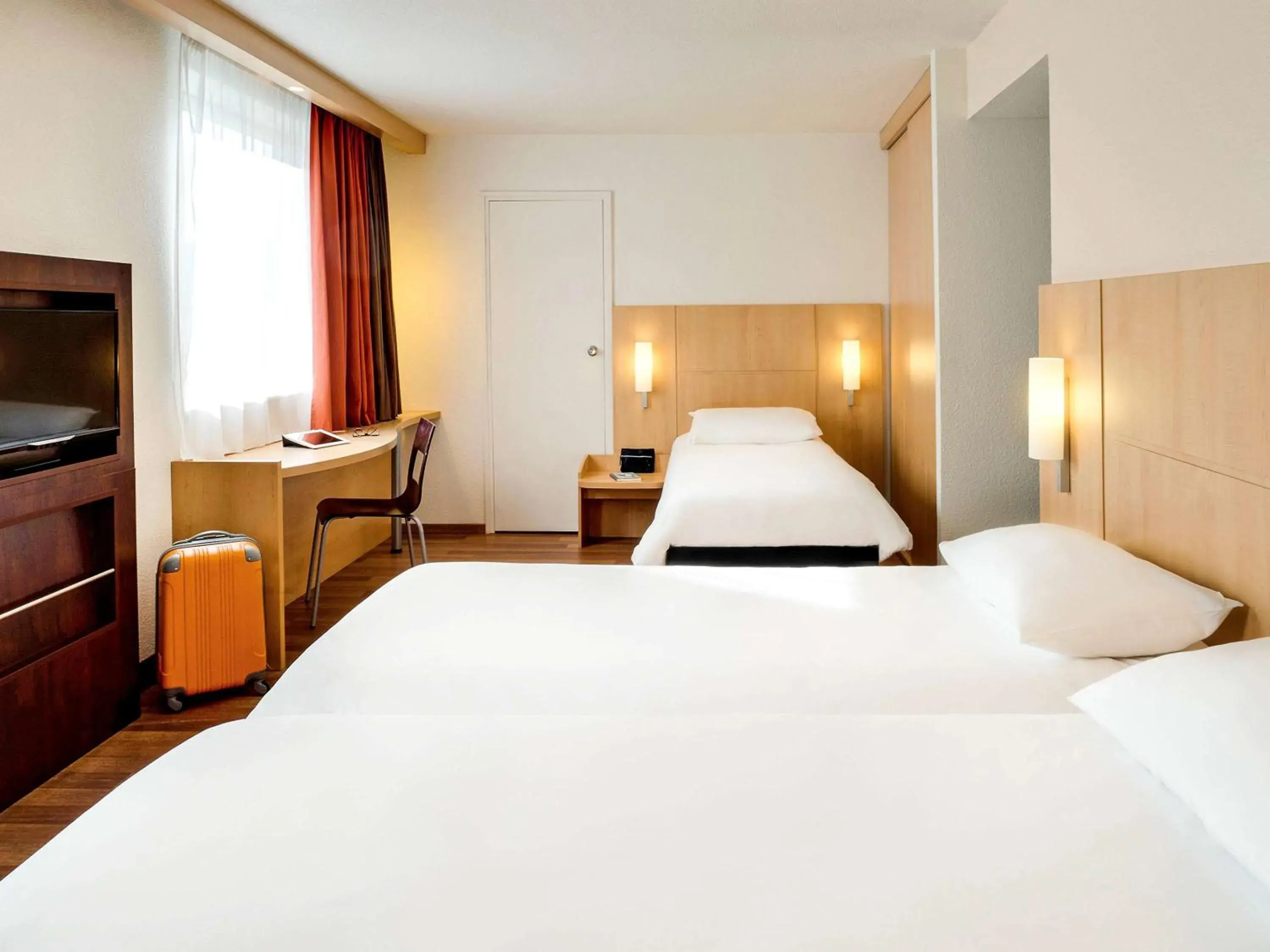 Photo of the whole room, Bed in ibis Vichy