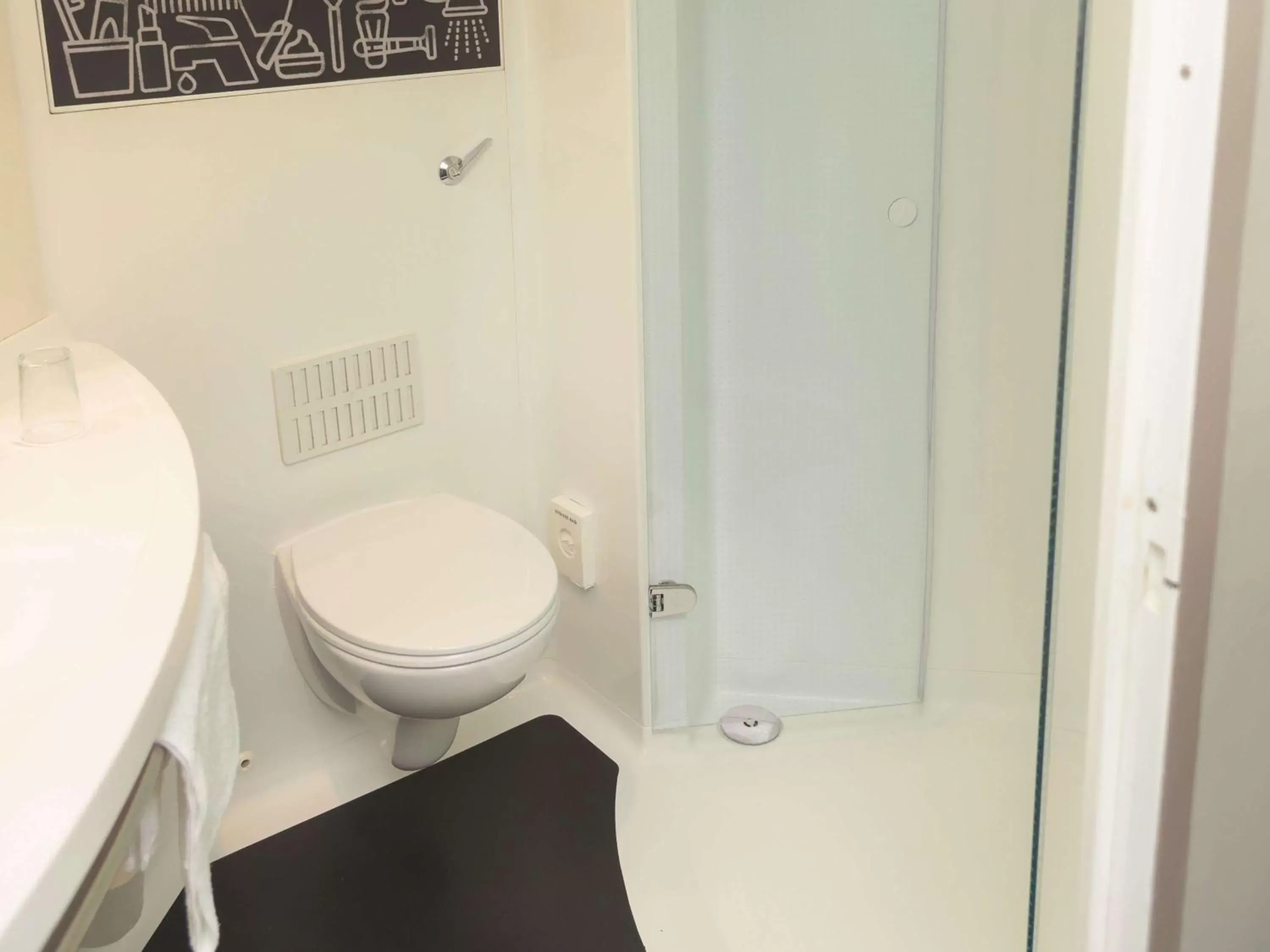 Photo of the whole room, Bathroom in ibis Glasgow City Centre – Sauchiehall St