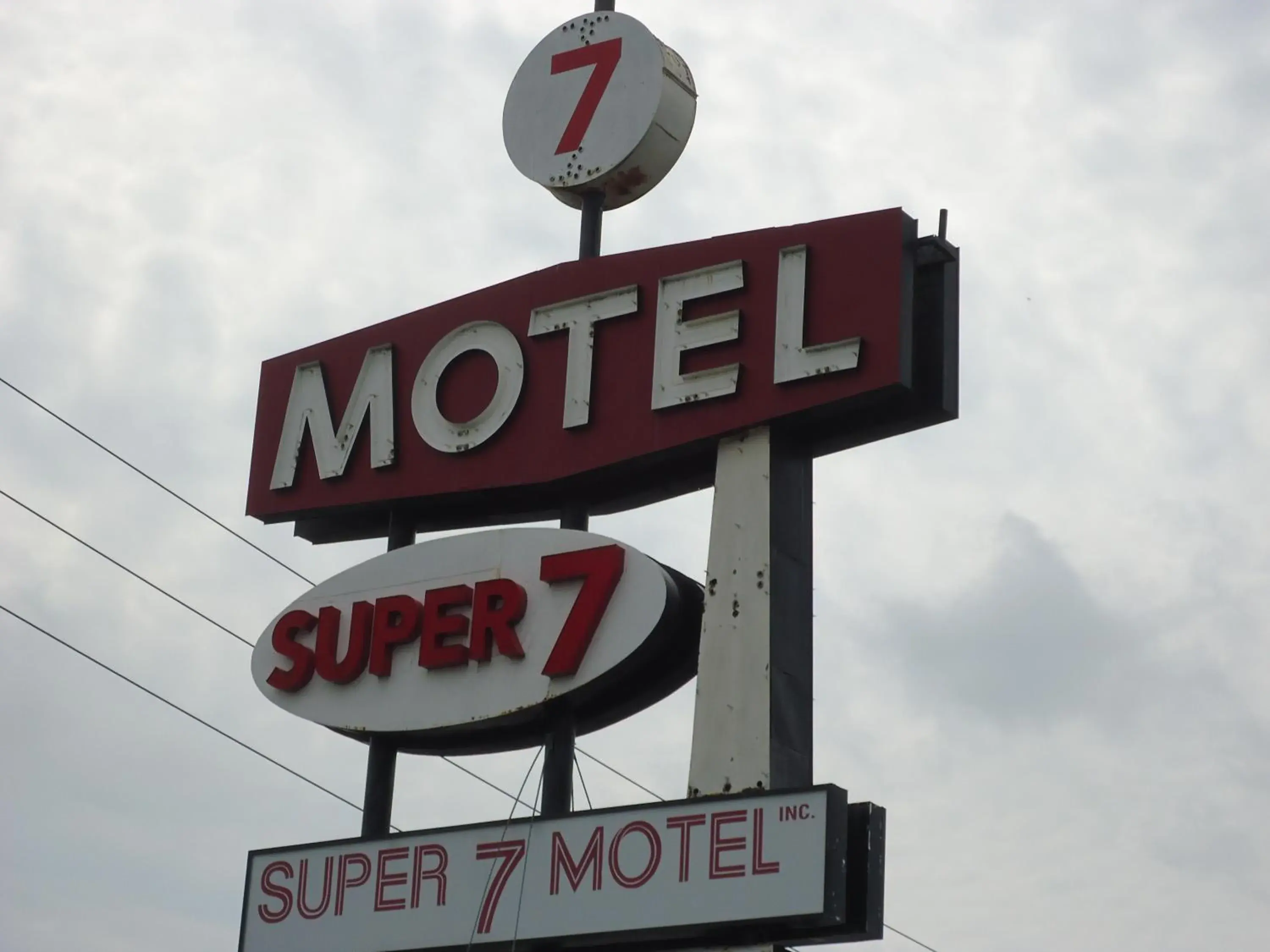 Logo/Certificate/Sign in Super 7 Motel London