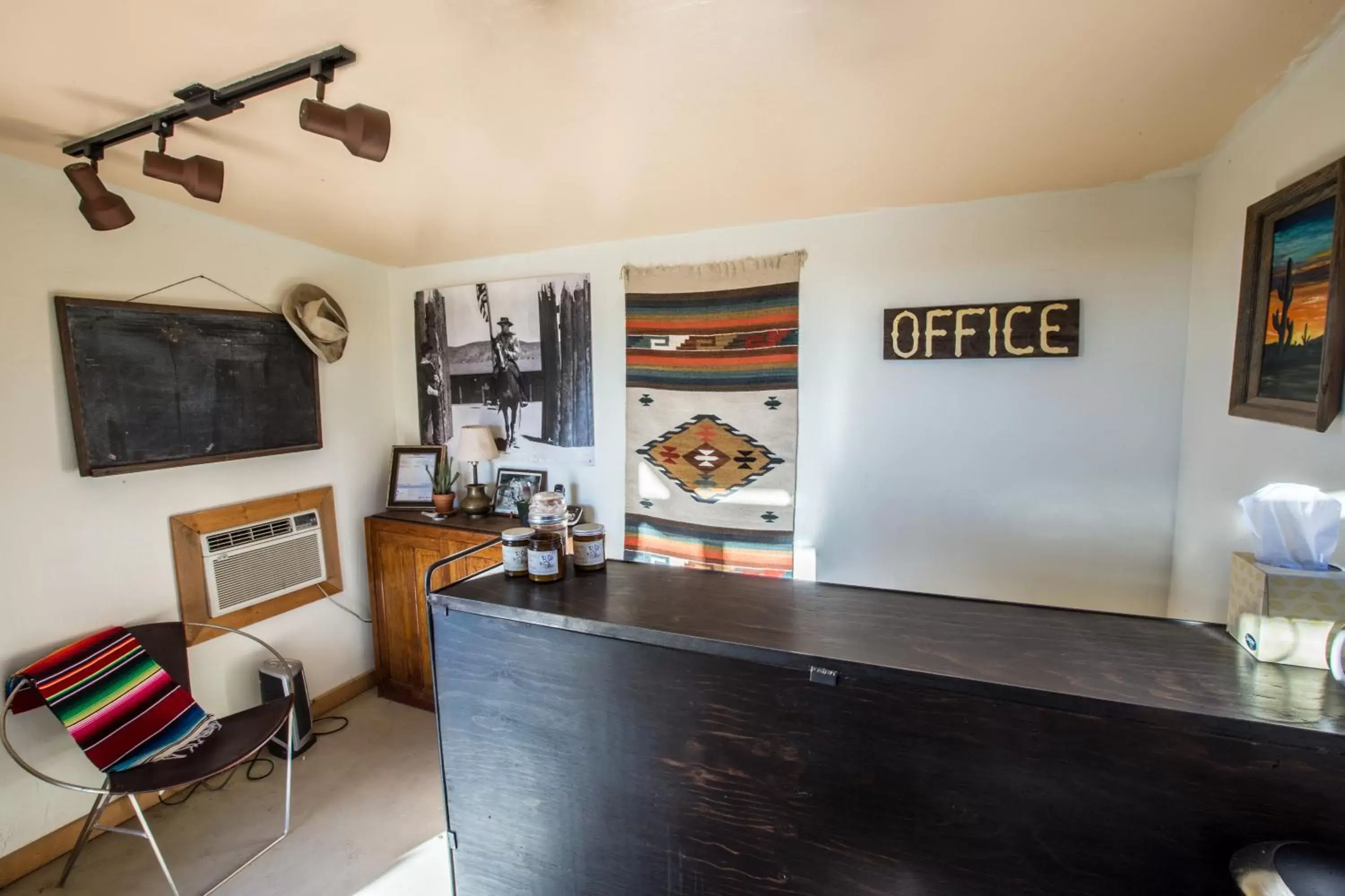 Lobby or reception, Lounge/Bar in Pioneertown Motel