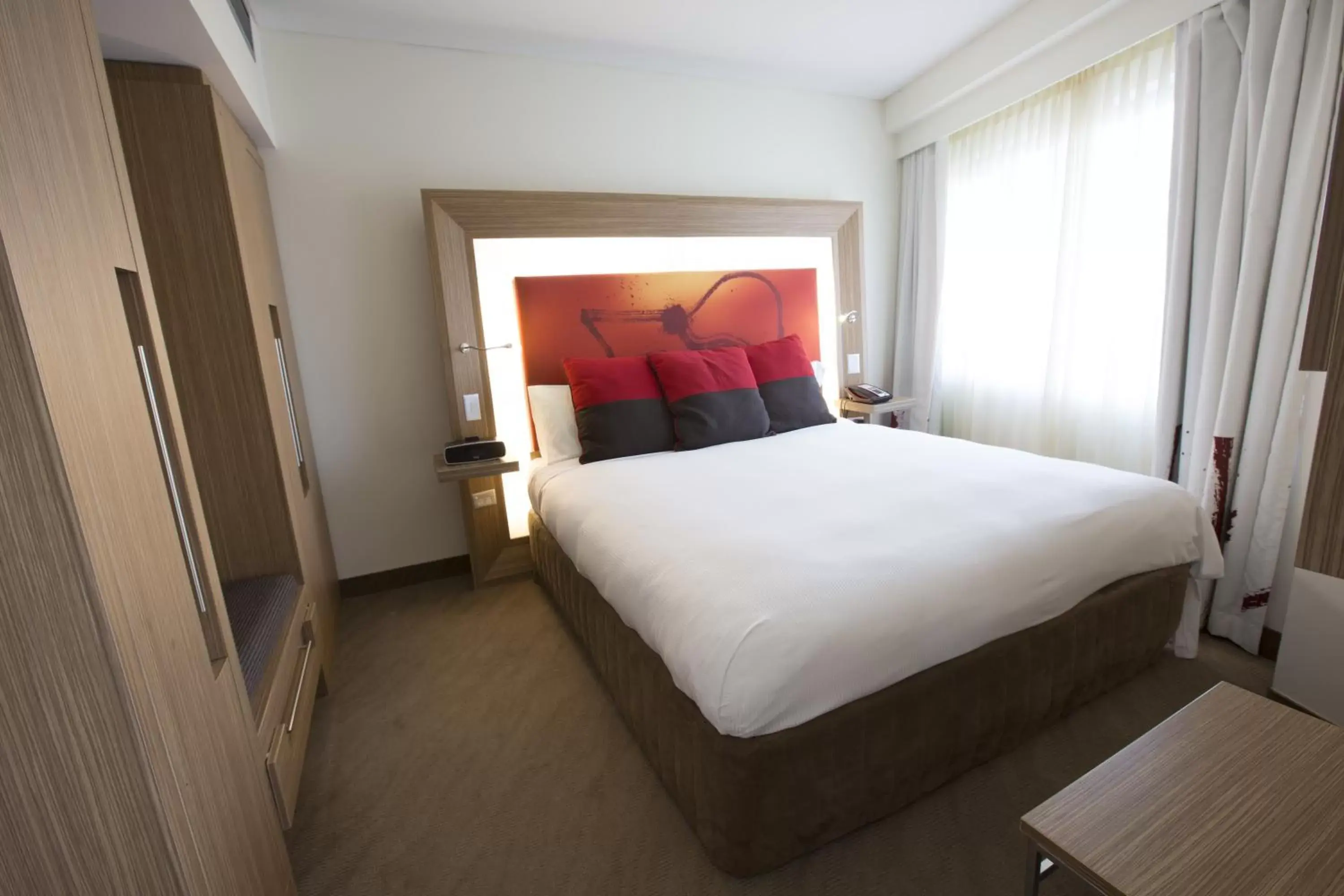 Bed in Novotel Sydney Olympic Park