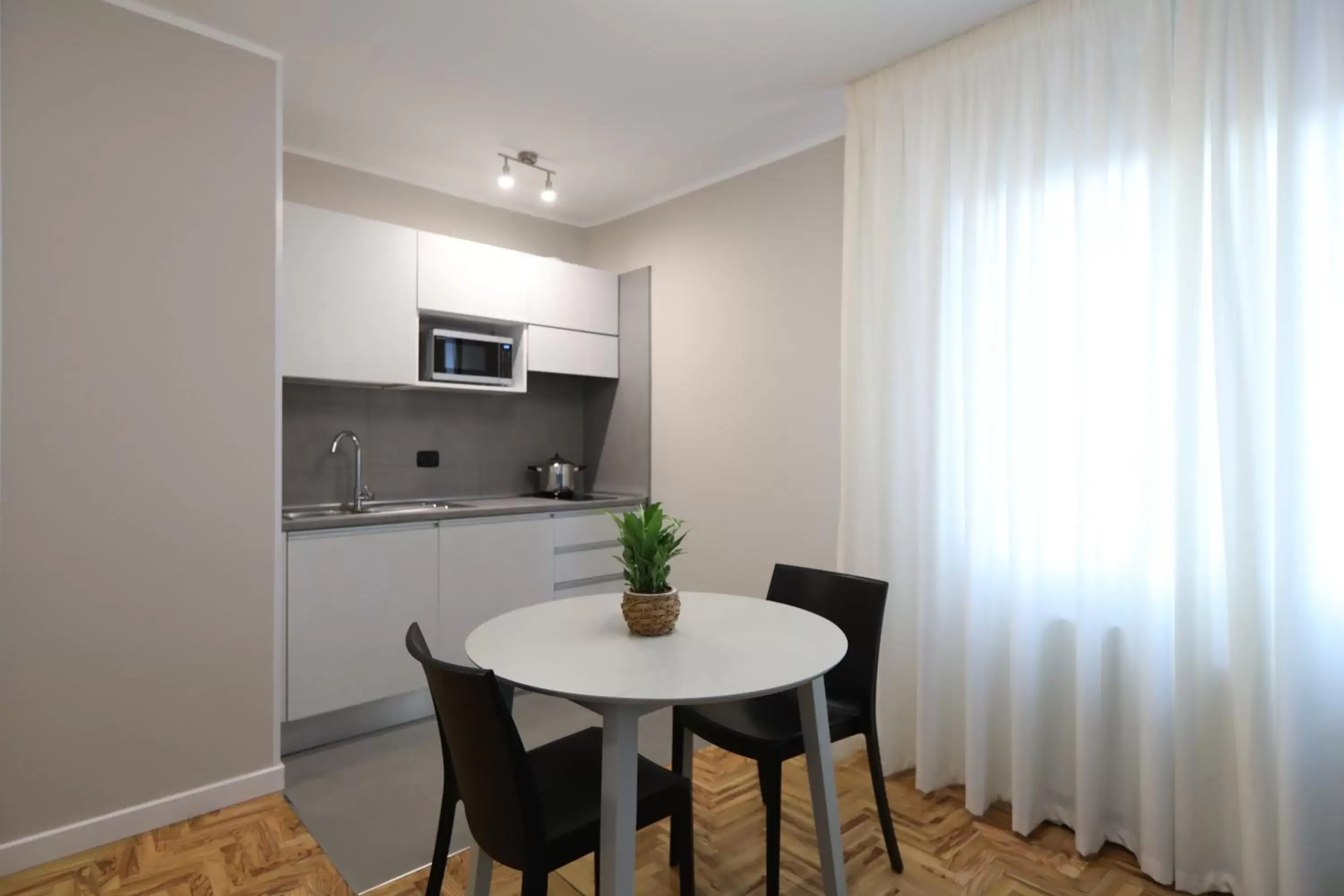 Kitchen or kitchenette, Dining Area in Royal Hotel