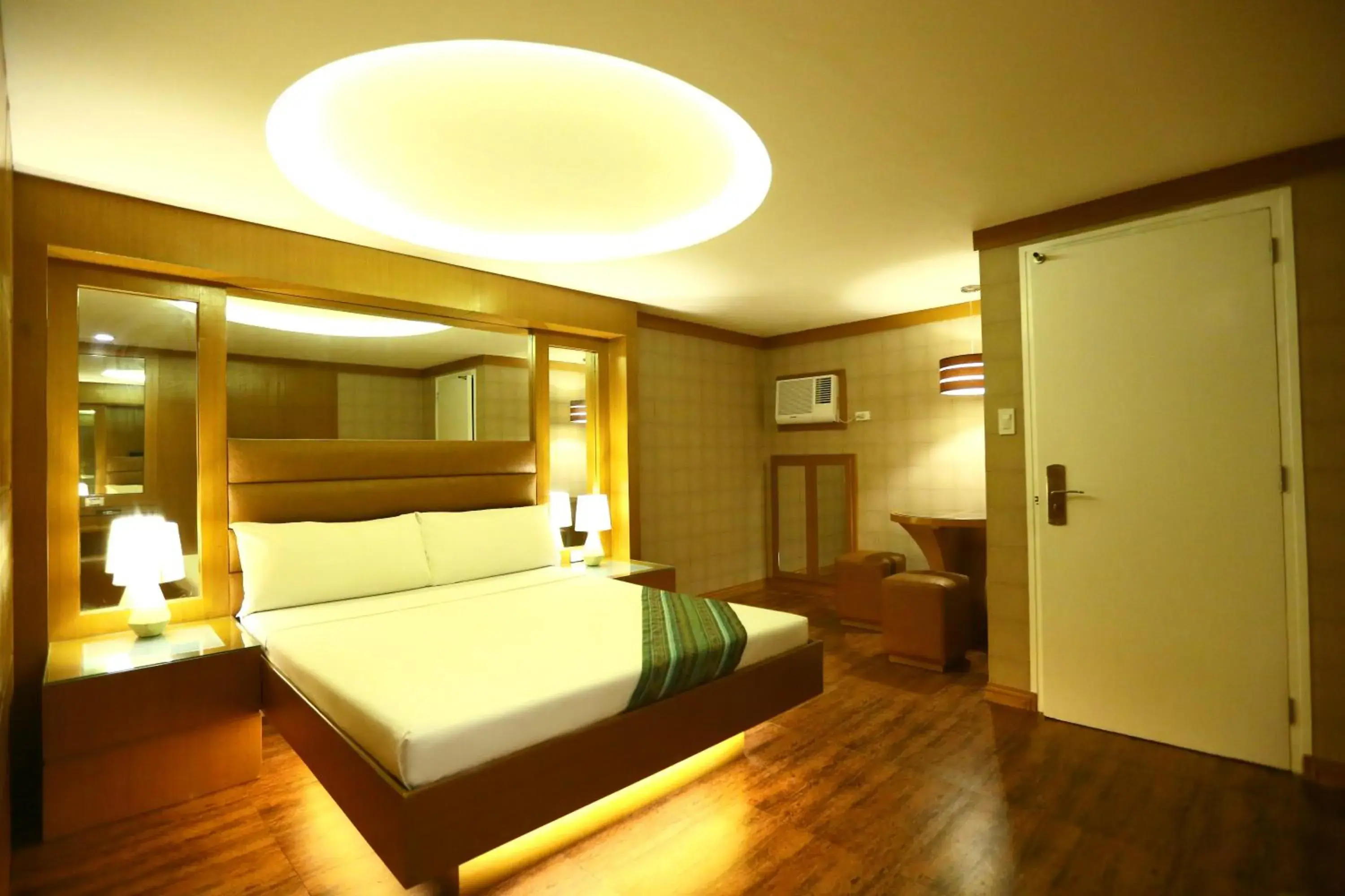 Bedroom, Bed in Victoria Court Cuneta Motorist Lodge