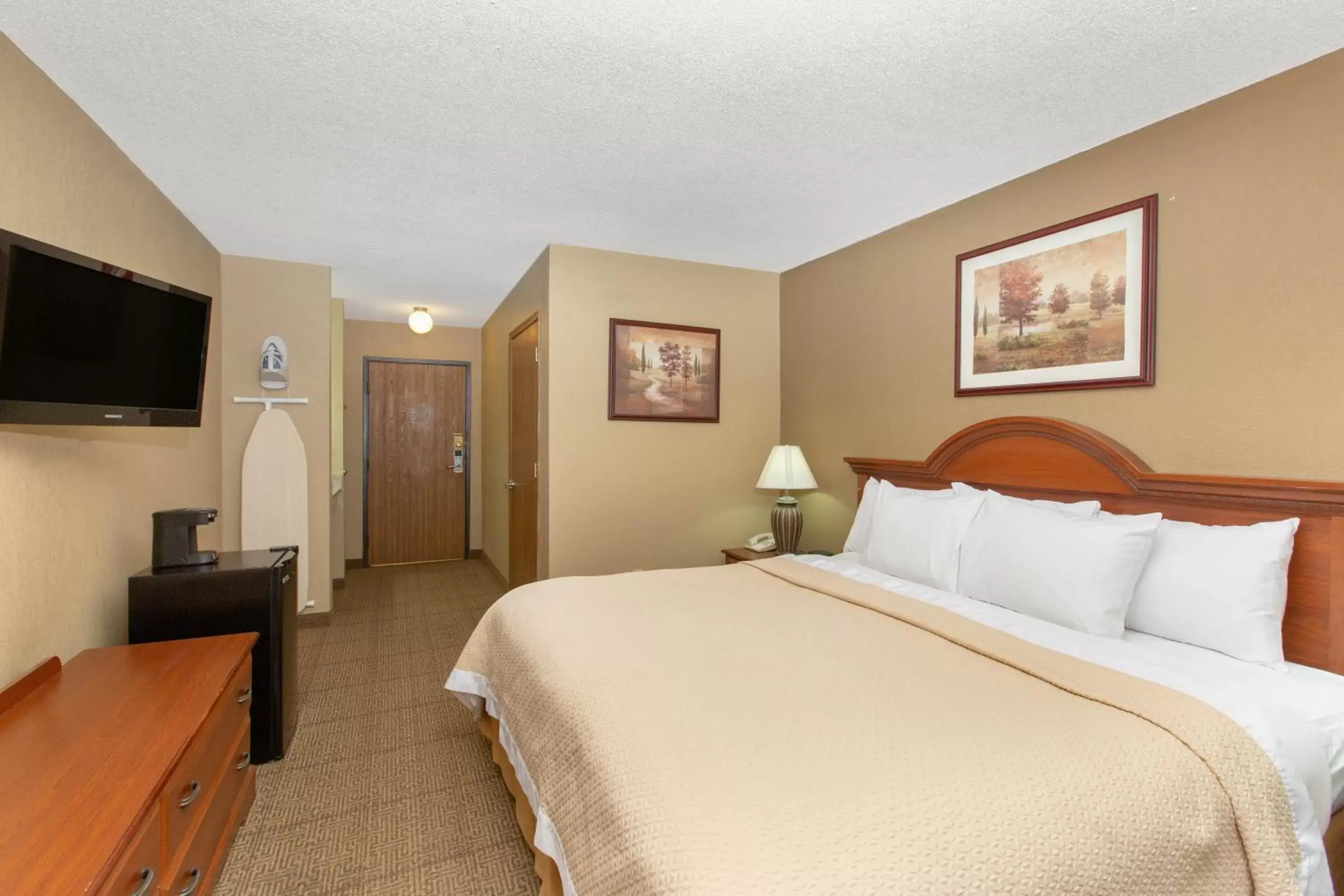 Bedroom, Bed in Days Inn by Wyndham Salina I-70