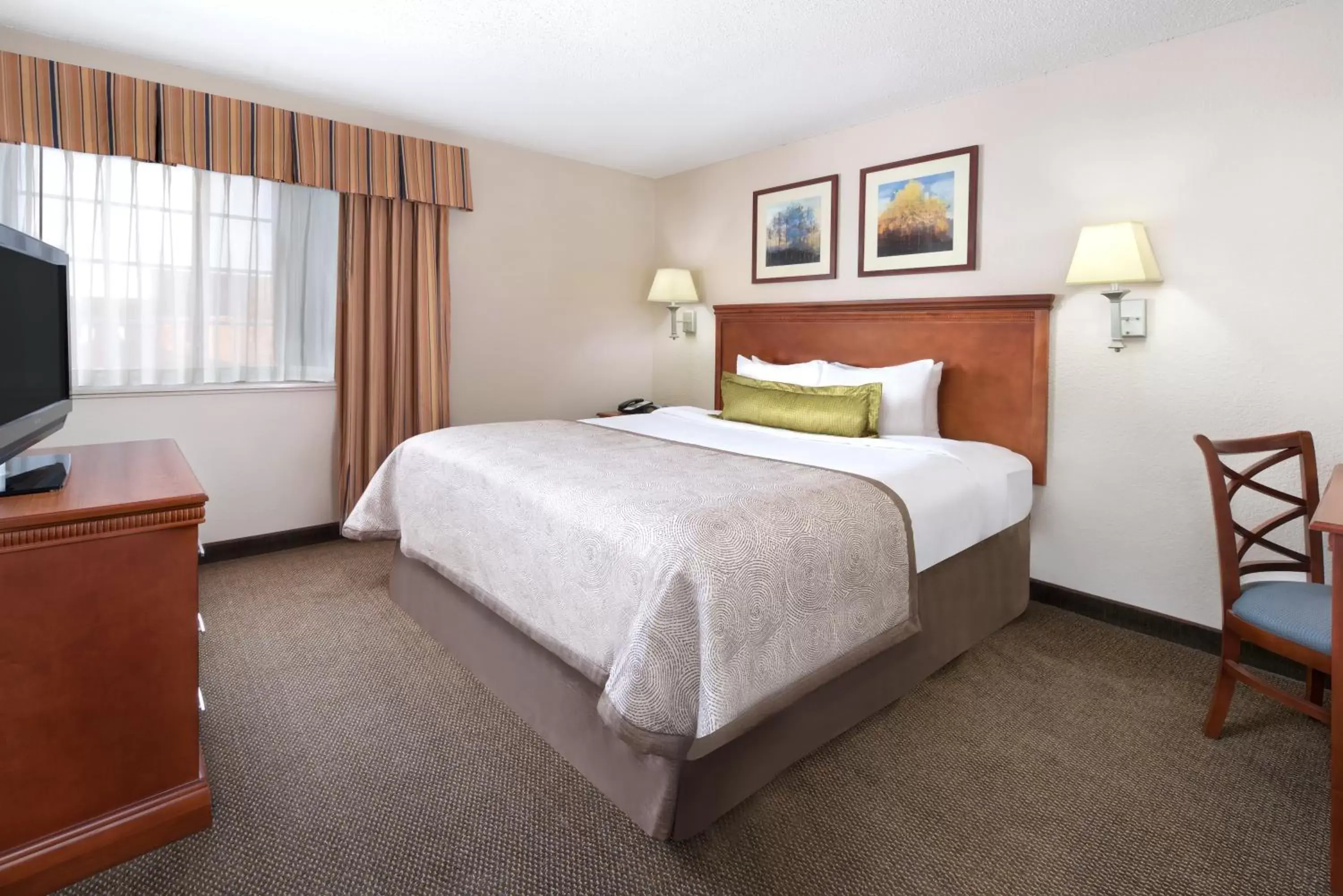 Photo of the whole room, Bed in Candlewood Suites Kenosha, an IHG Hotel
