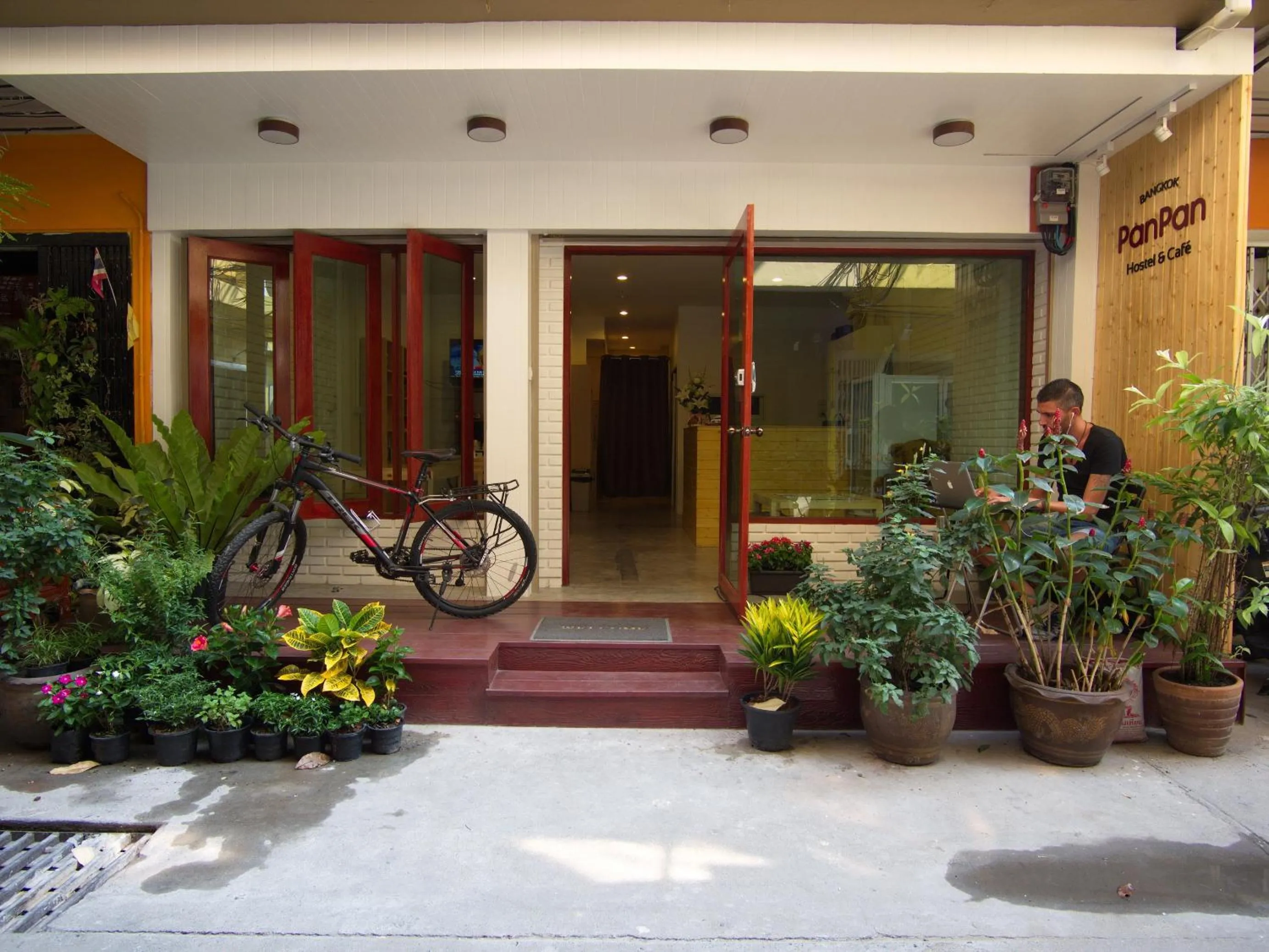 Facade/entrance in PanPan Hostel