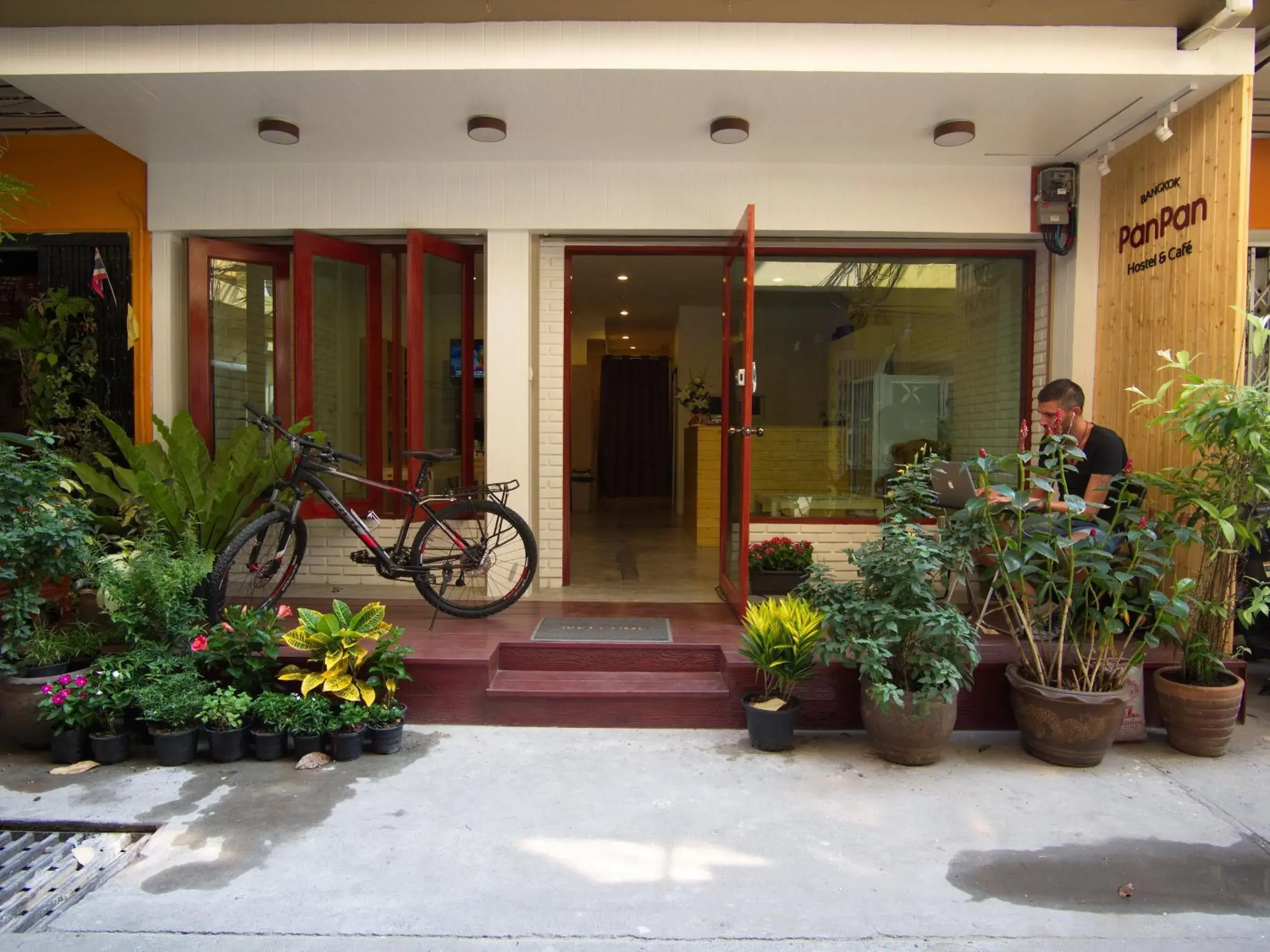 Facade/entrance in Panpan Hostel Bangkok