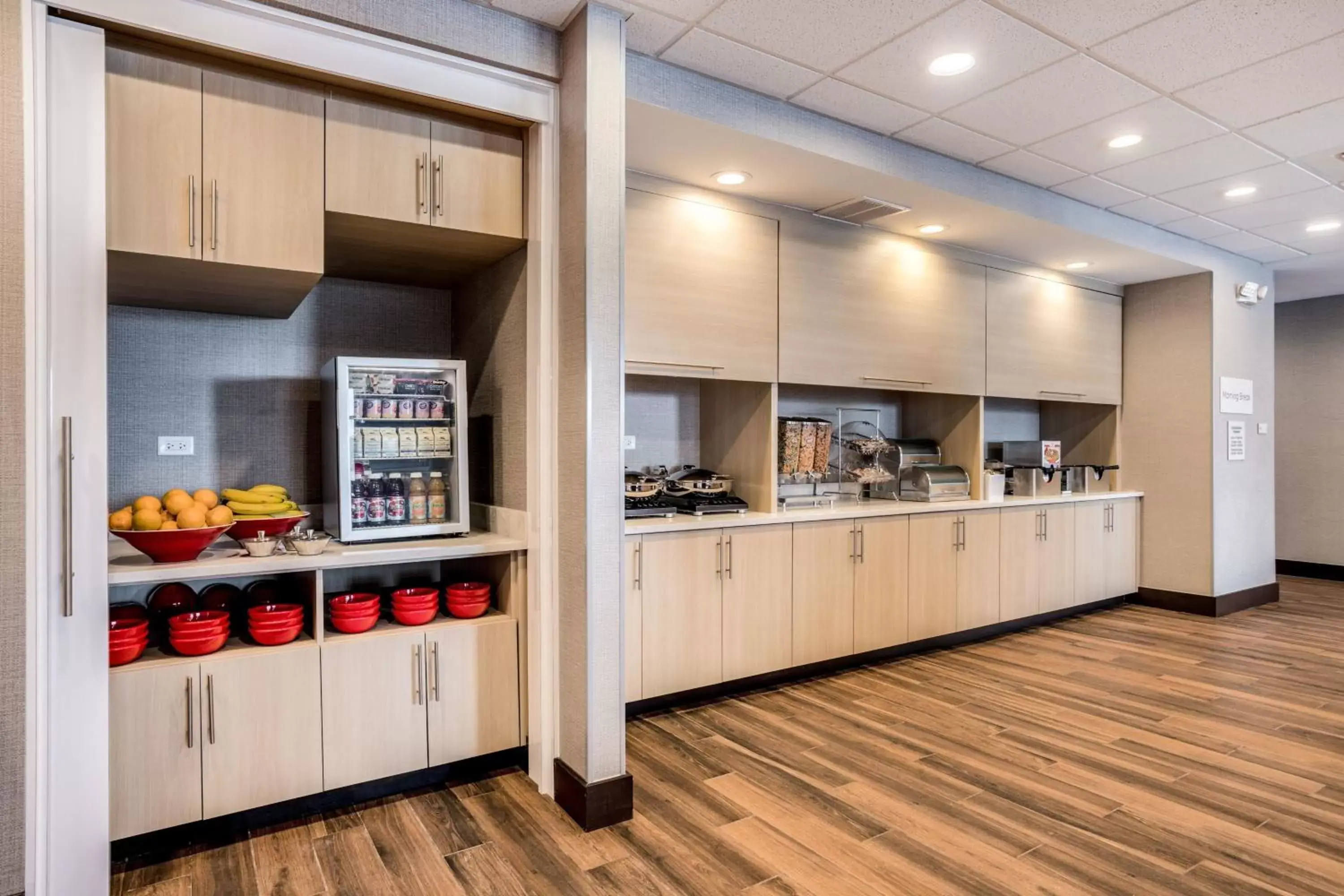 Breakfast, Kitchen/Kitchenette in TownePlace Suites by Marriott Chicago Waukegan Gurnee