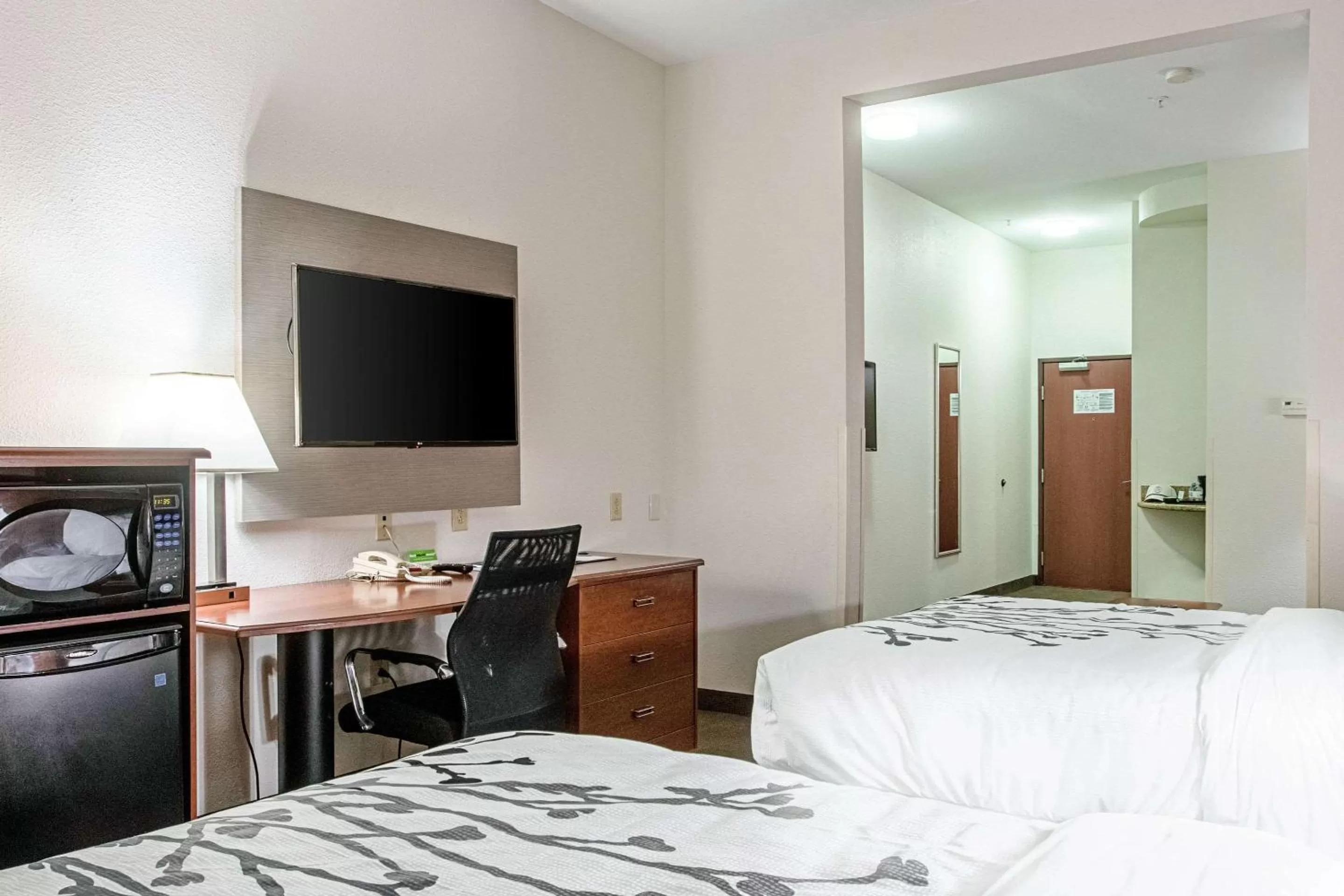 Photo of the whole room, Bed in Sleep Inn & Suites Hobbs