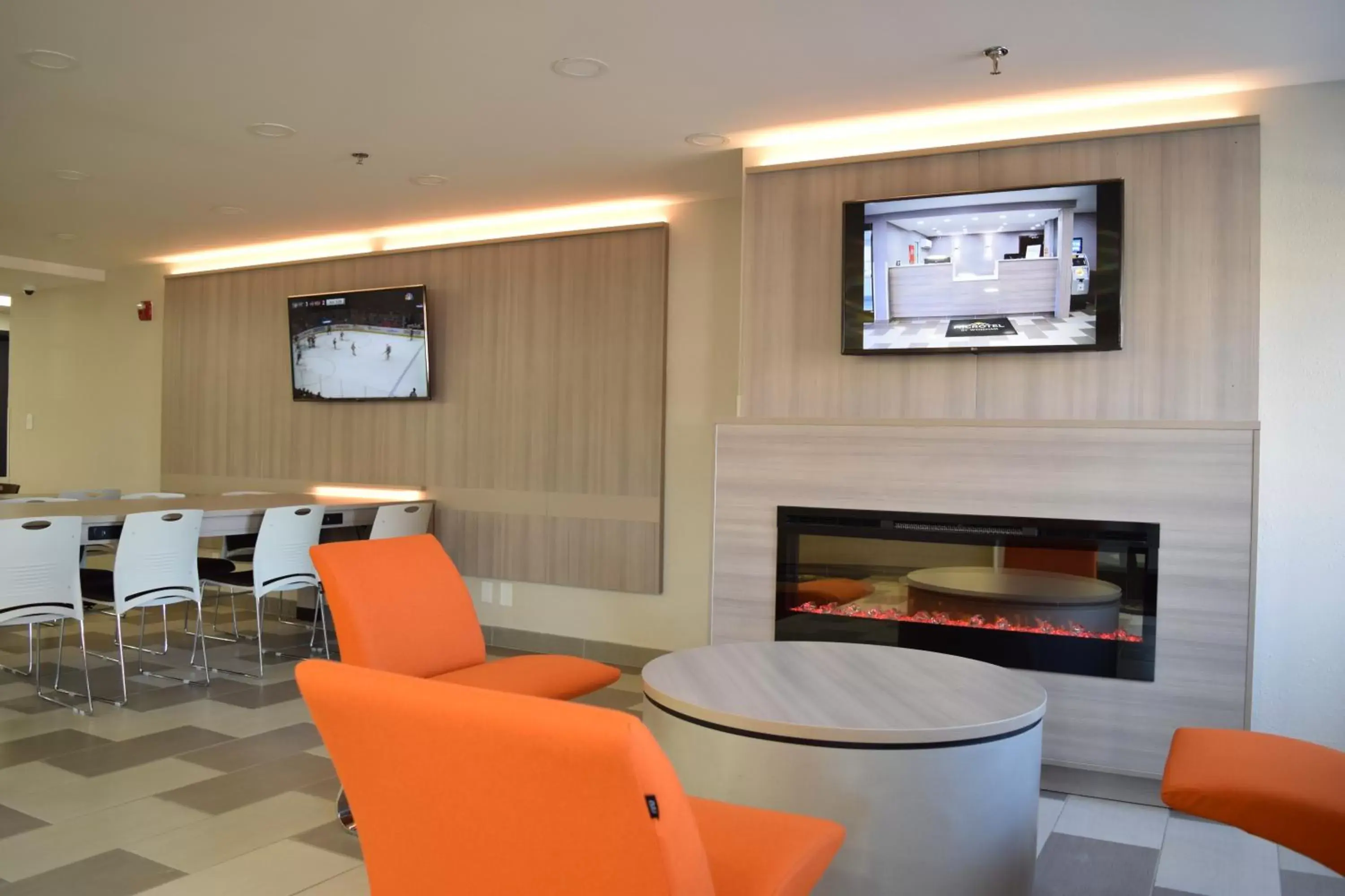 Communal lounge/ TV room, TV/Entertainment Center in Microtel Inn & Suites by Wyndham Raleigh