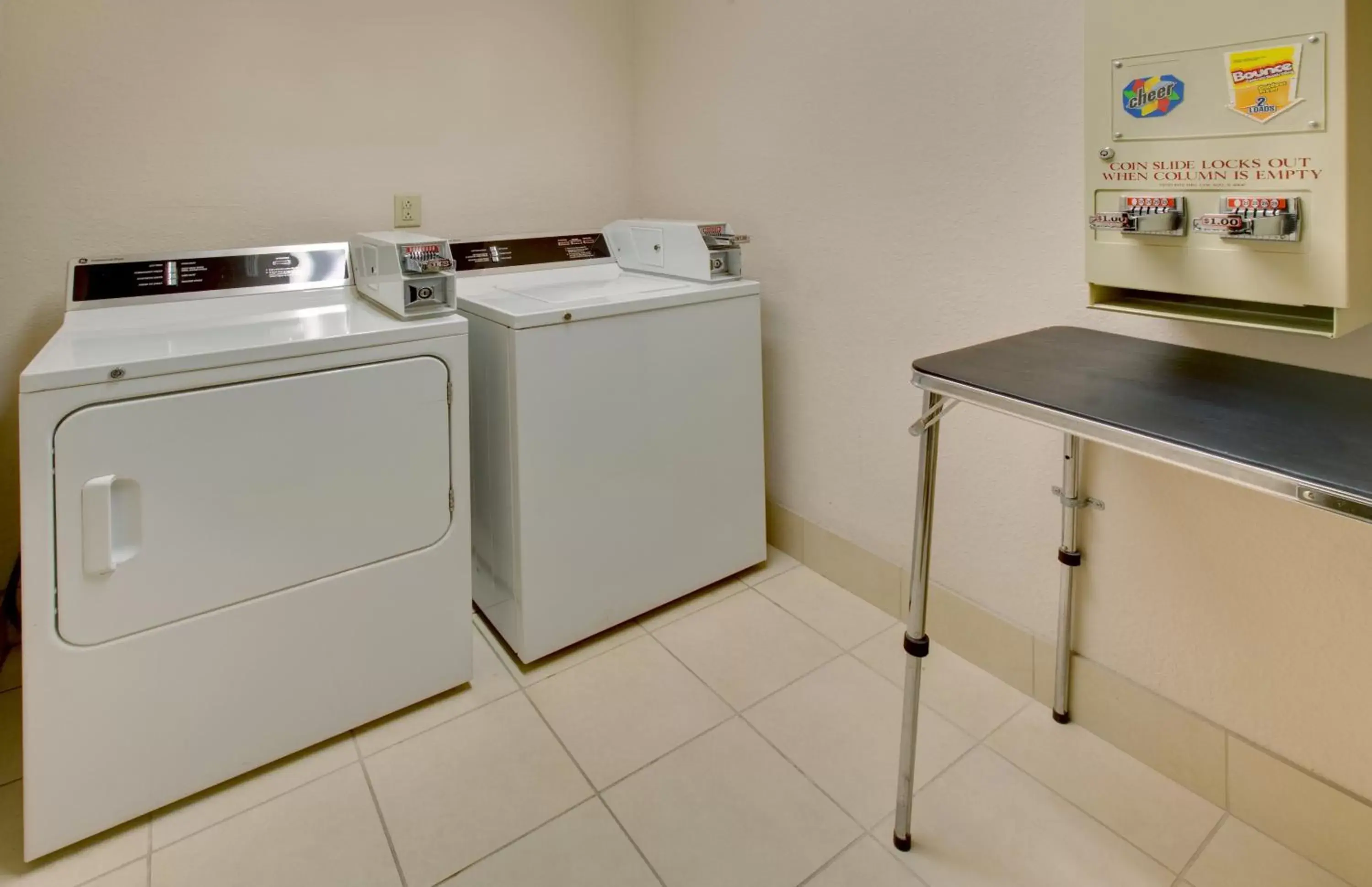 Lobby or reception in Holiday Inn Express Hotel & Suites Pleasant Prairie-Kenosha by IHG Lobby or reception in Holiday Inn Express Hotel & Suites Pleasant Prairie-Kenosha by IHG