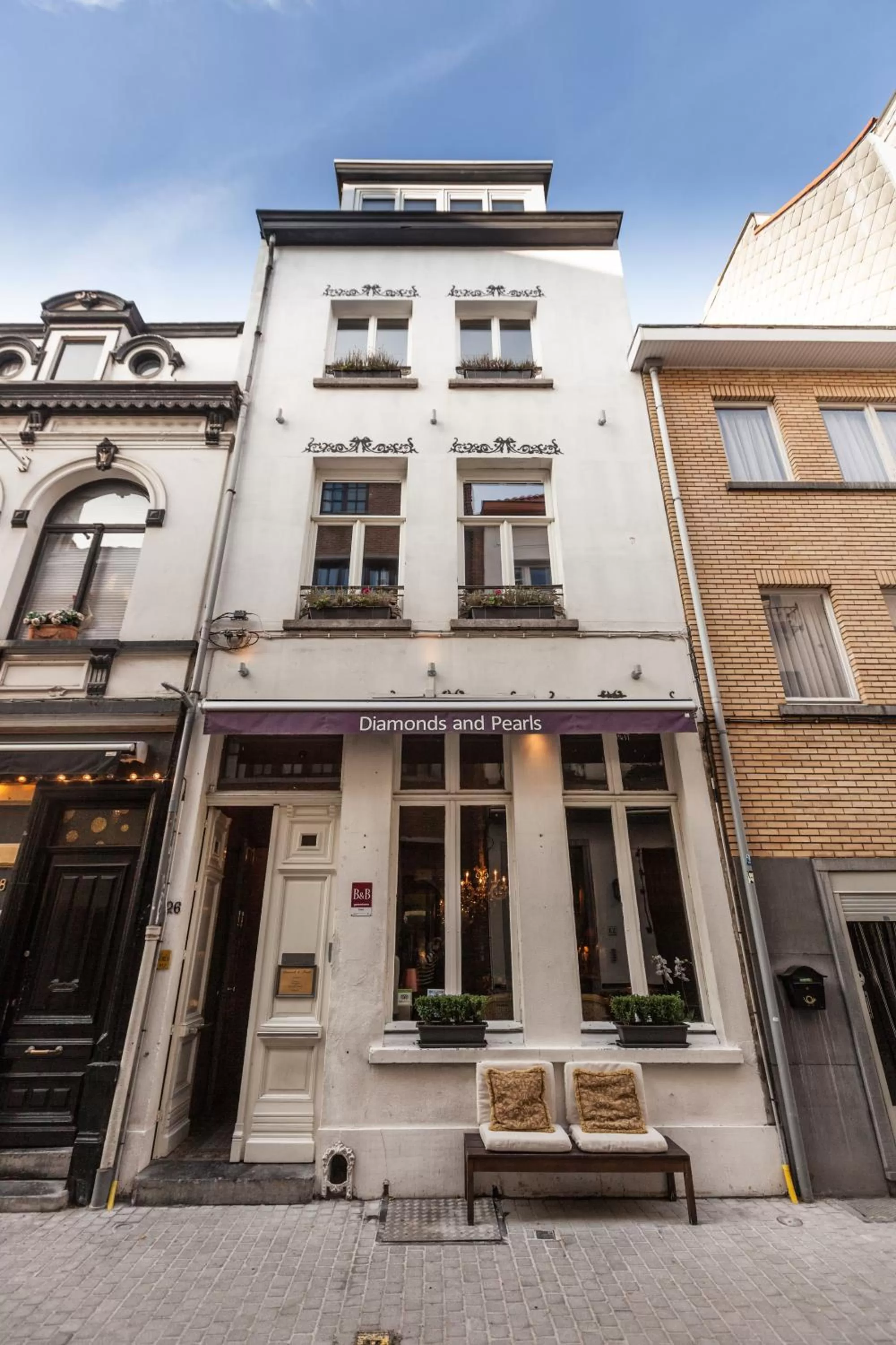 Facade/entrance in Hotel Diamonds and Pearls