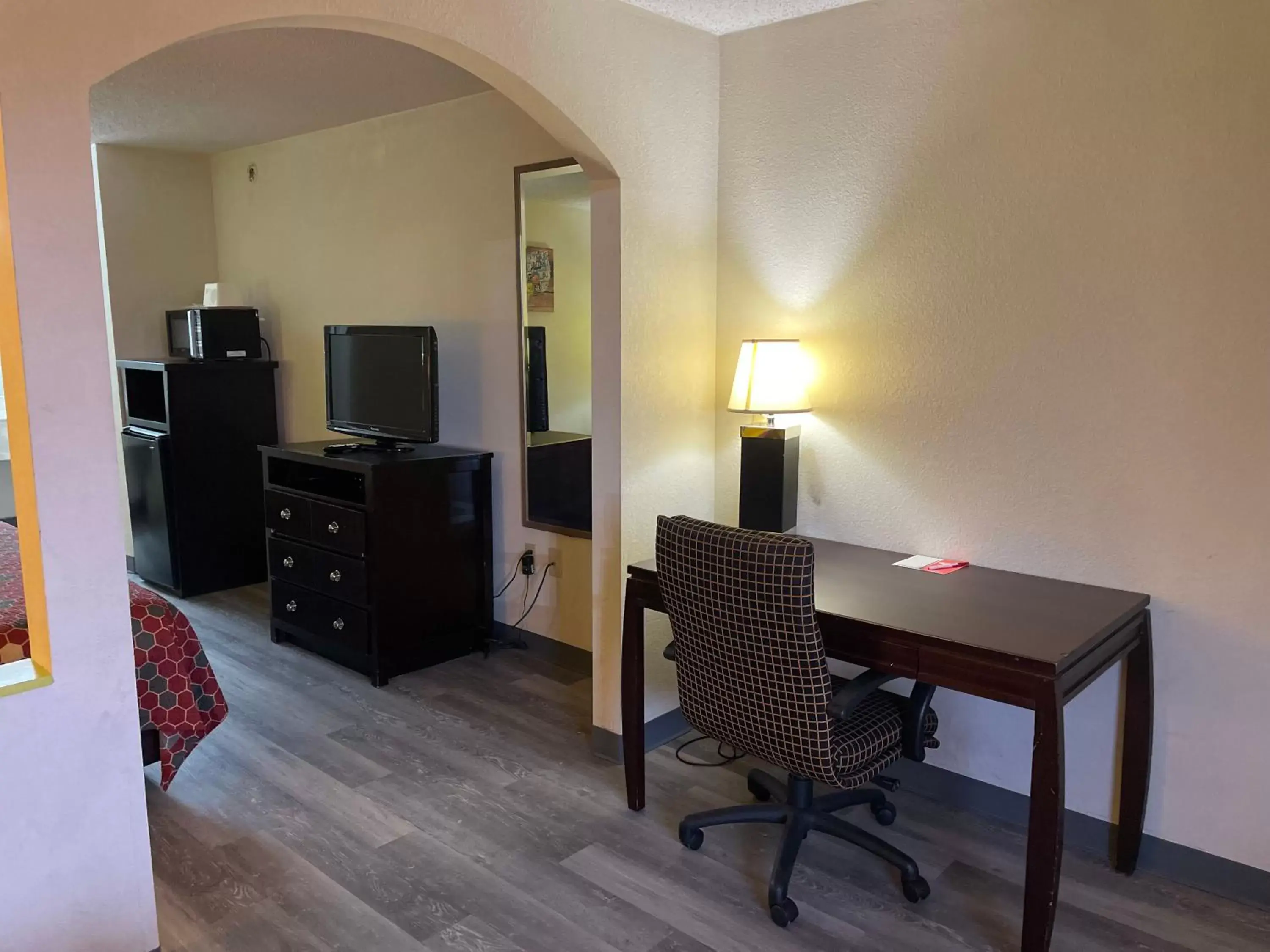 TV and multimedia, TV/Entertainment Center in Econo Lodge Inn & Suites