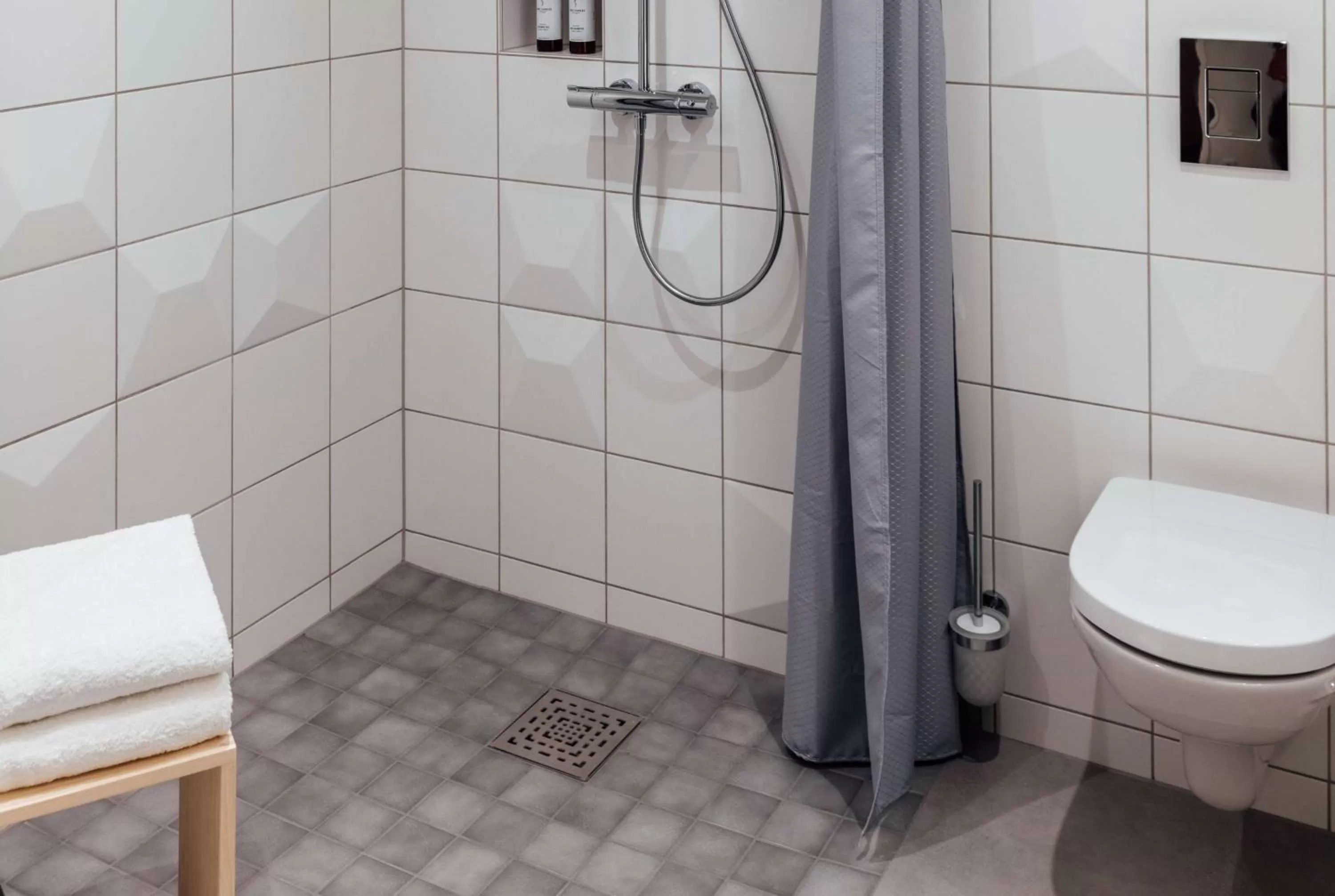 TV and multimedia in Vienna House by Wyndham MQ Kronberg