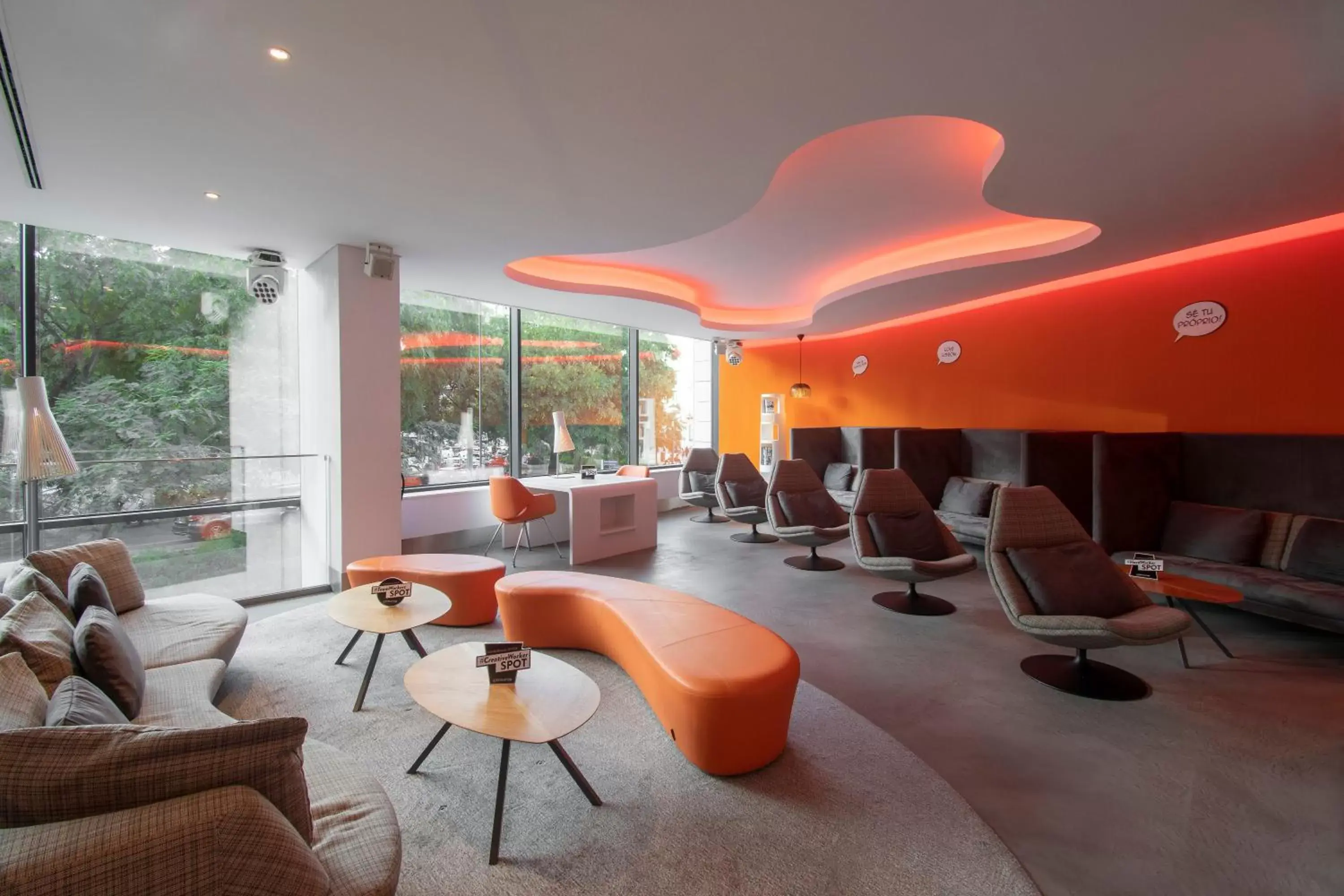 Lounge or bar in EVOLUTION Lisboa Hotel