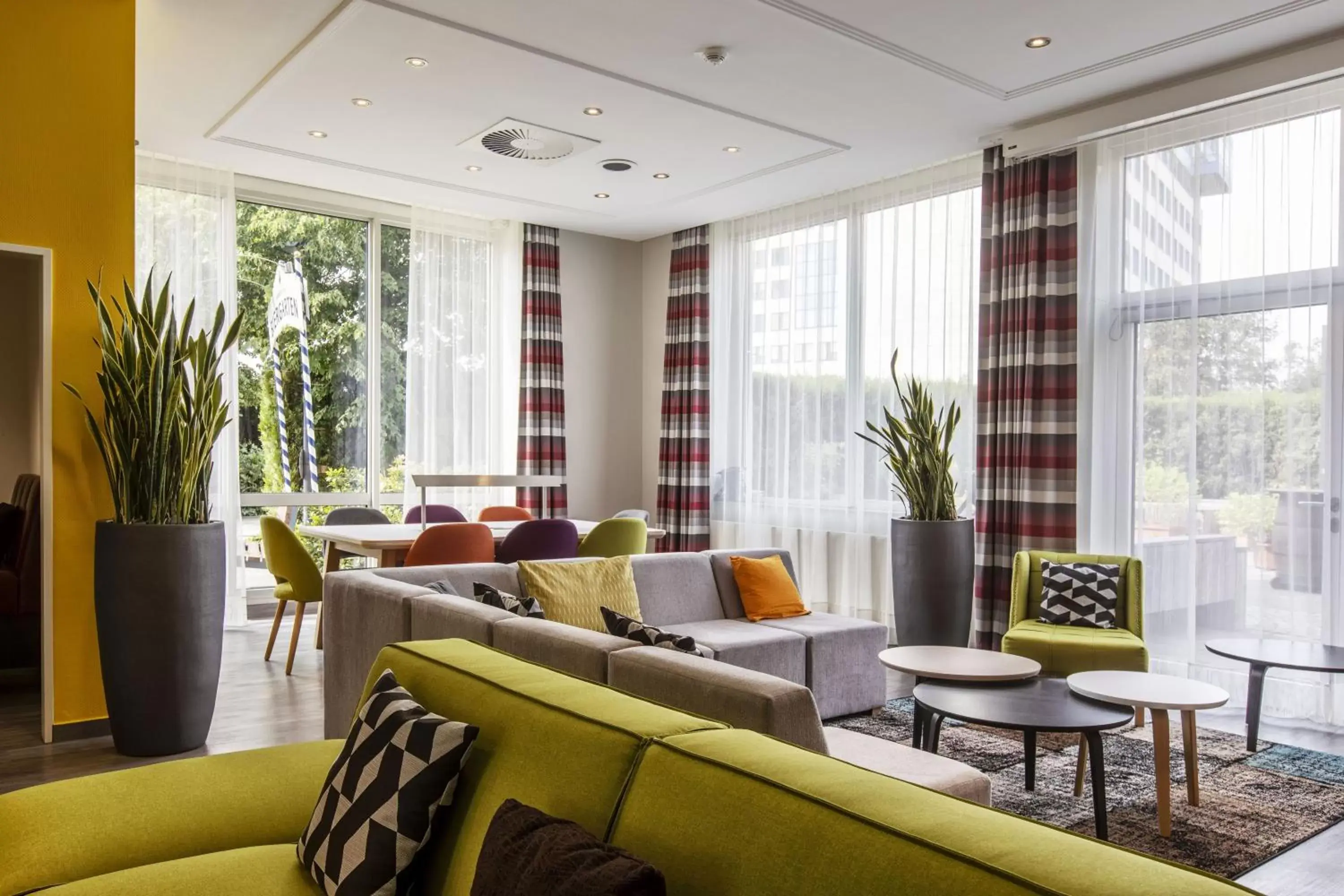 Lobby or reception, Lounge/Bar in Holiday Inn Düsseldorf-Neuss, an IHG Hotel