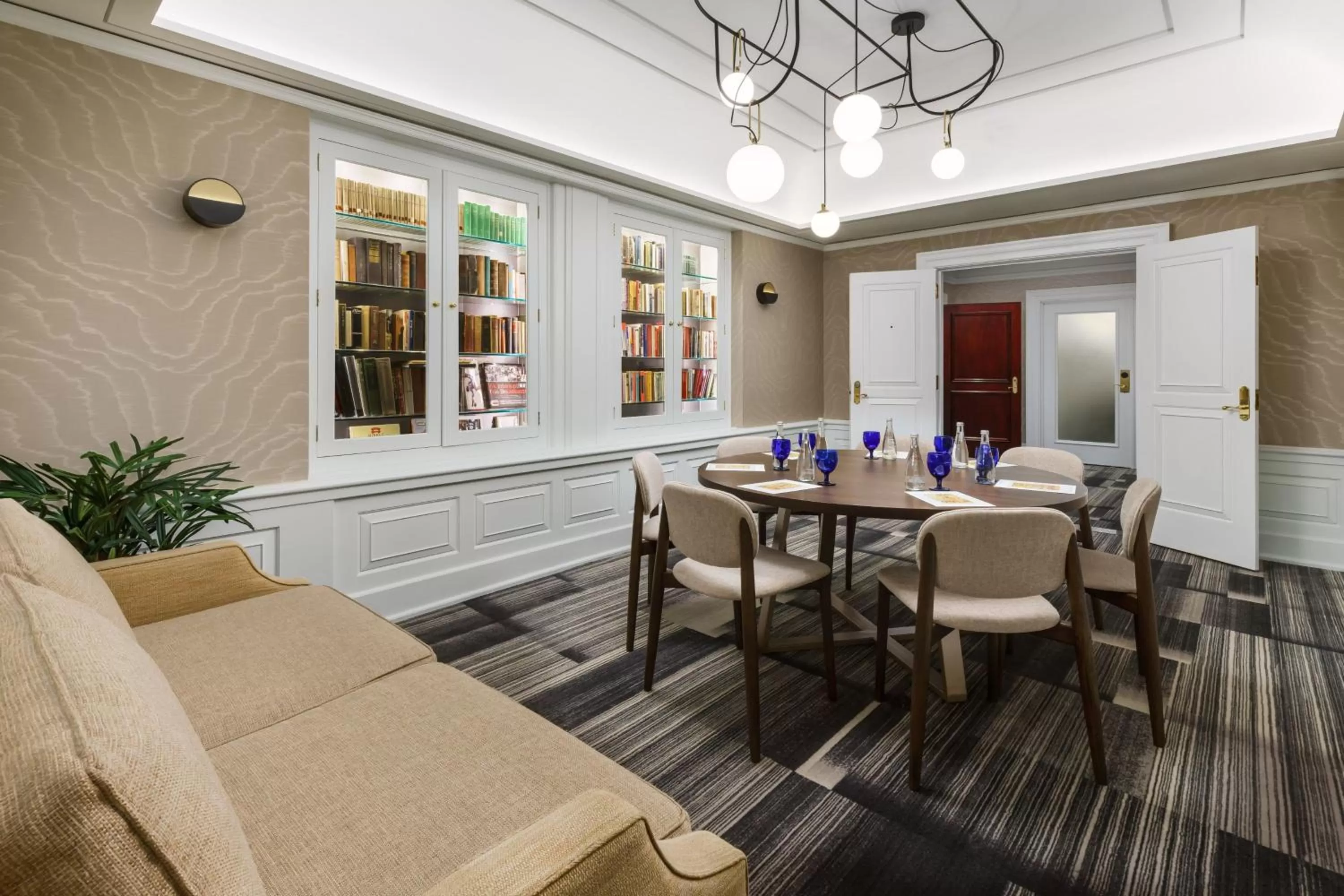 Meeting/conference room in The Algonquin Hotel Times Square, Autograph Collection
