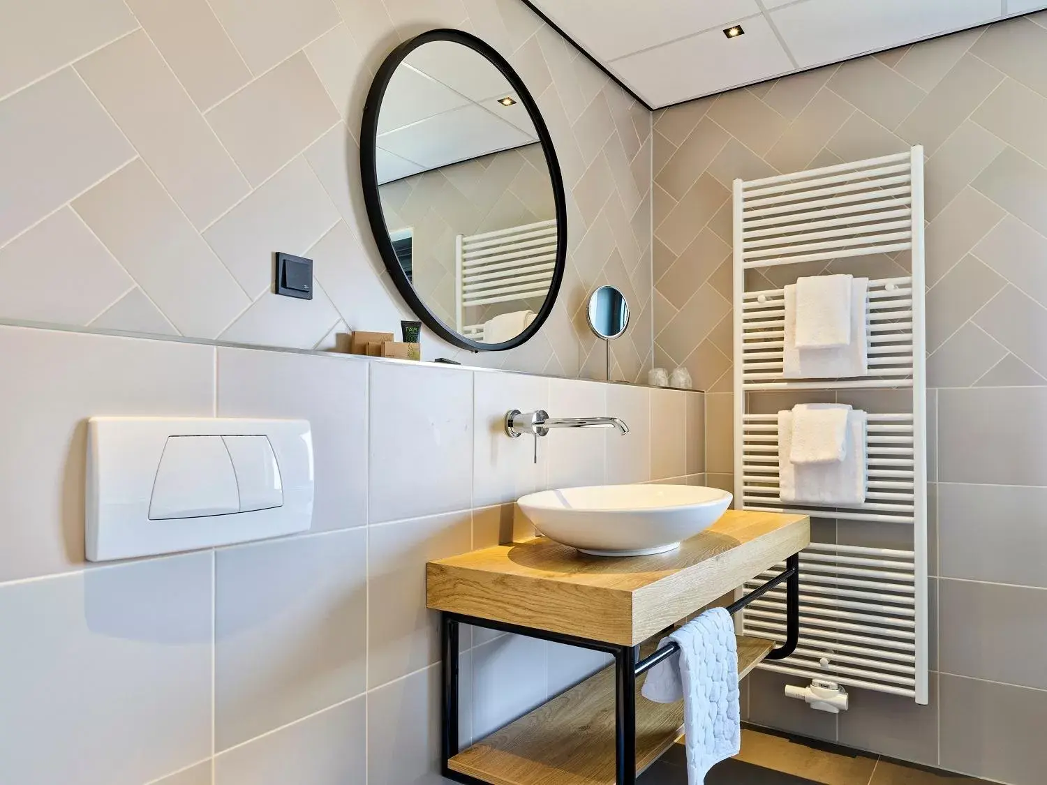 Shower, Bathroom in Hotel Restaurant Grandcafé 't Voorhuys