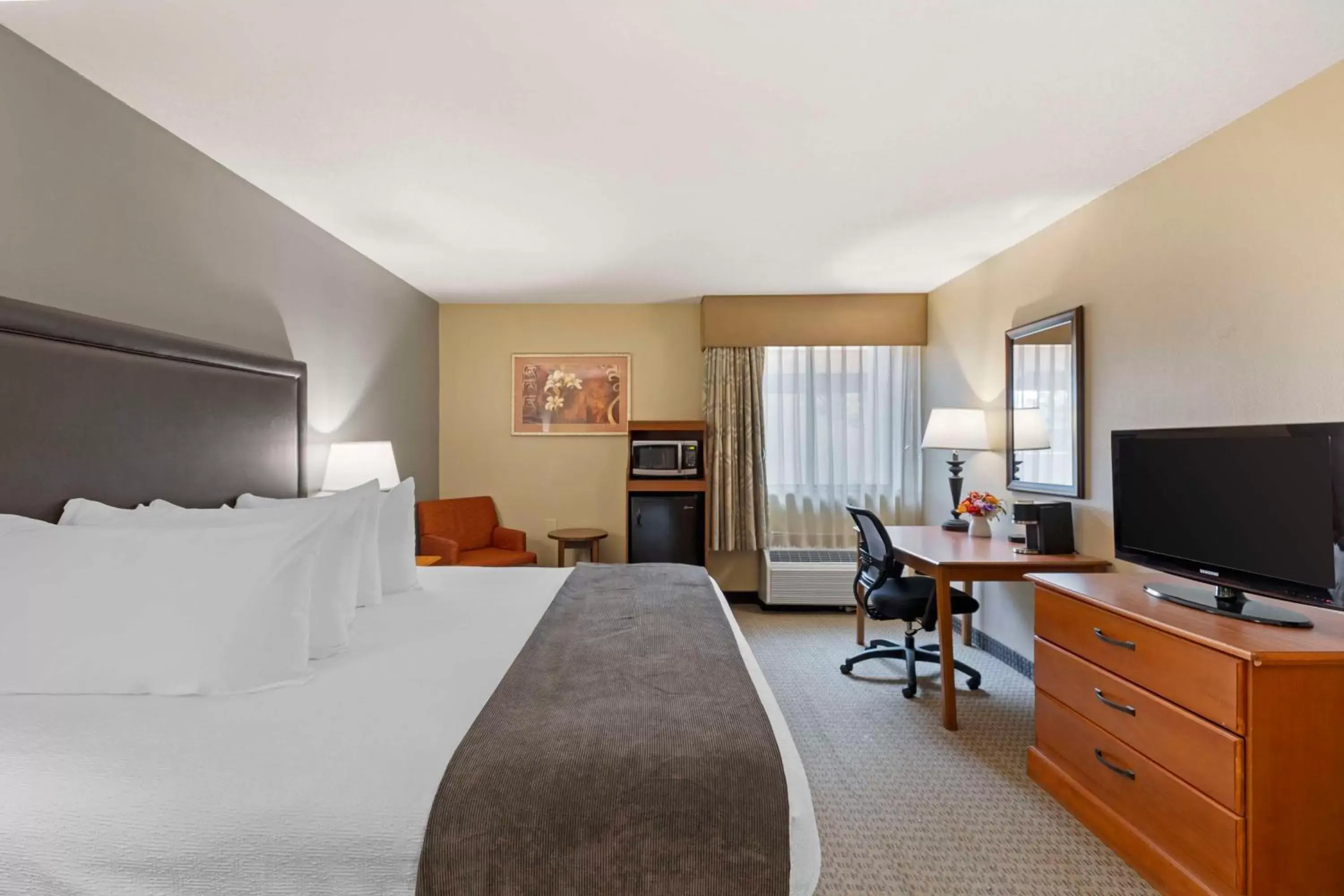 Bedroom, TV/Entertainment Center in Best Western Plus The Charles Hotel