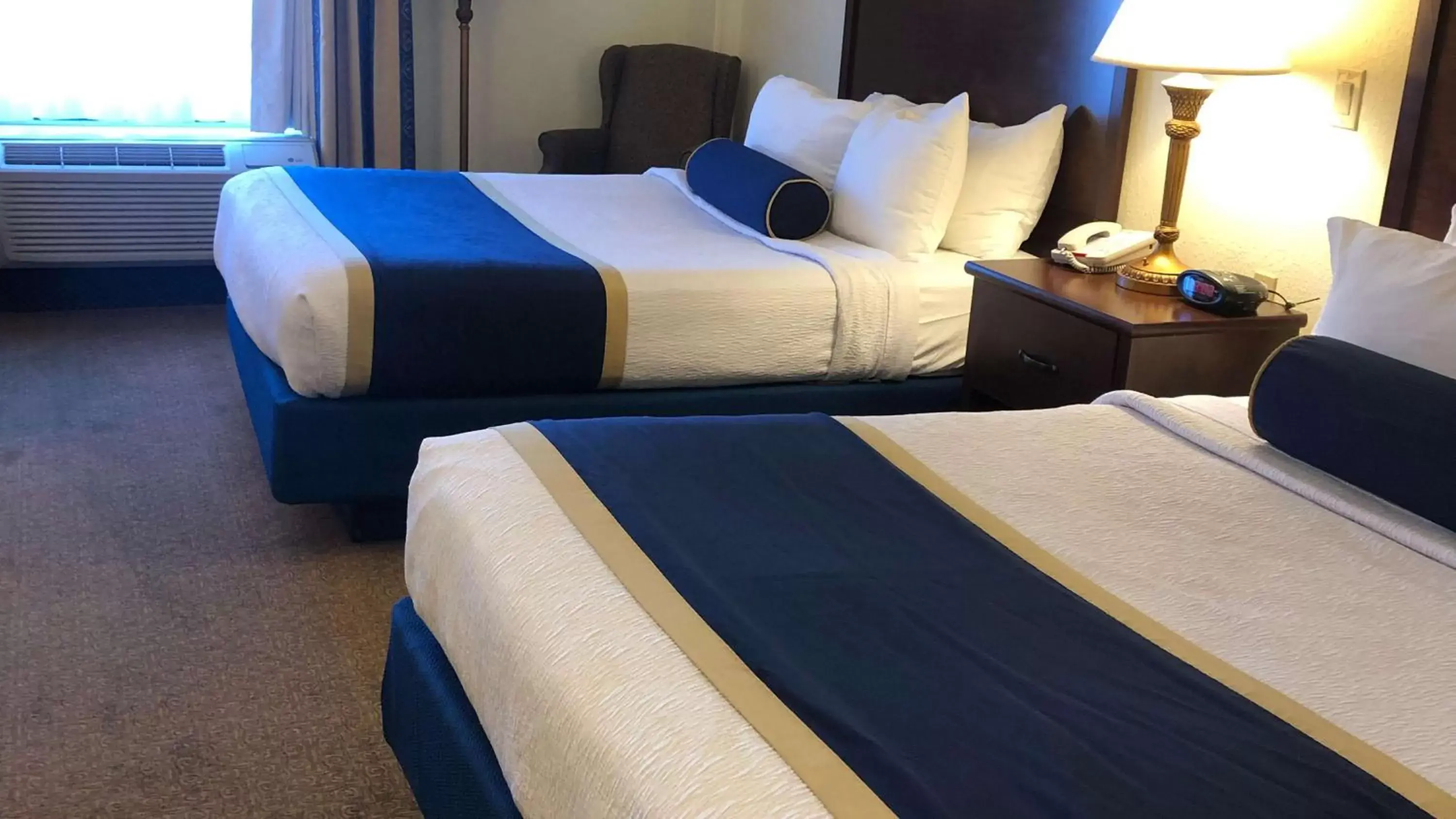 Photo of the whole room, Bed in Best Western Plus Crossroads Inn & Suites