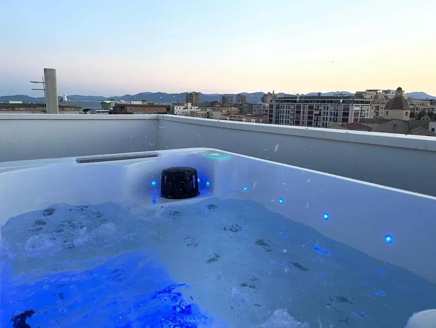 Hot Tub in 18 Dante Luxury Suites