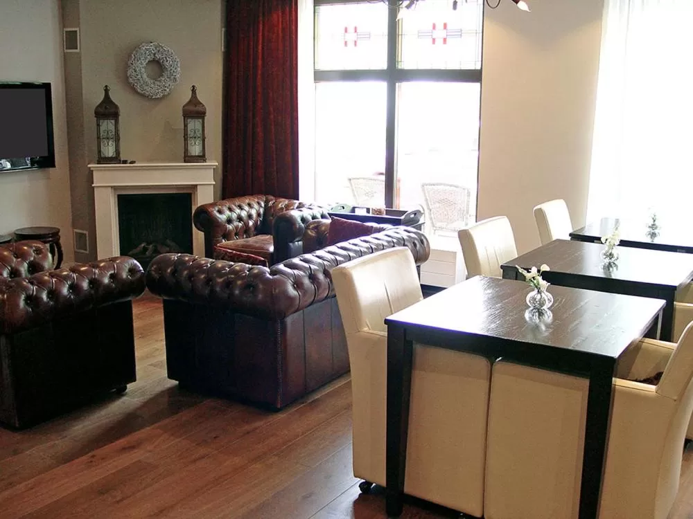 Communal lounge/ TV room in Hotel Huys van Heusden