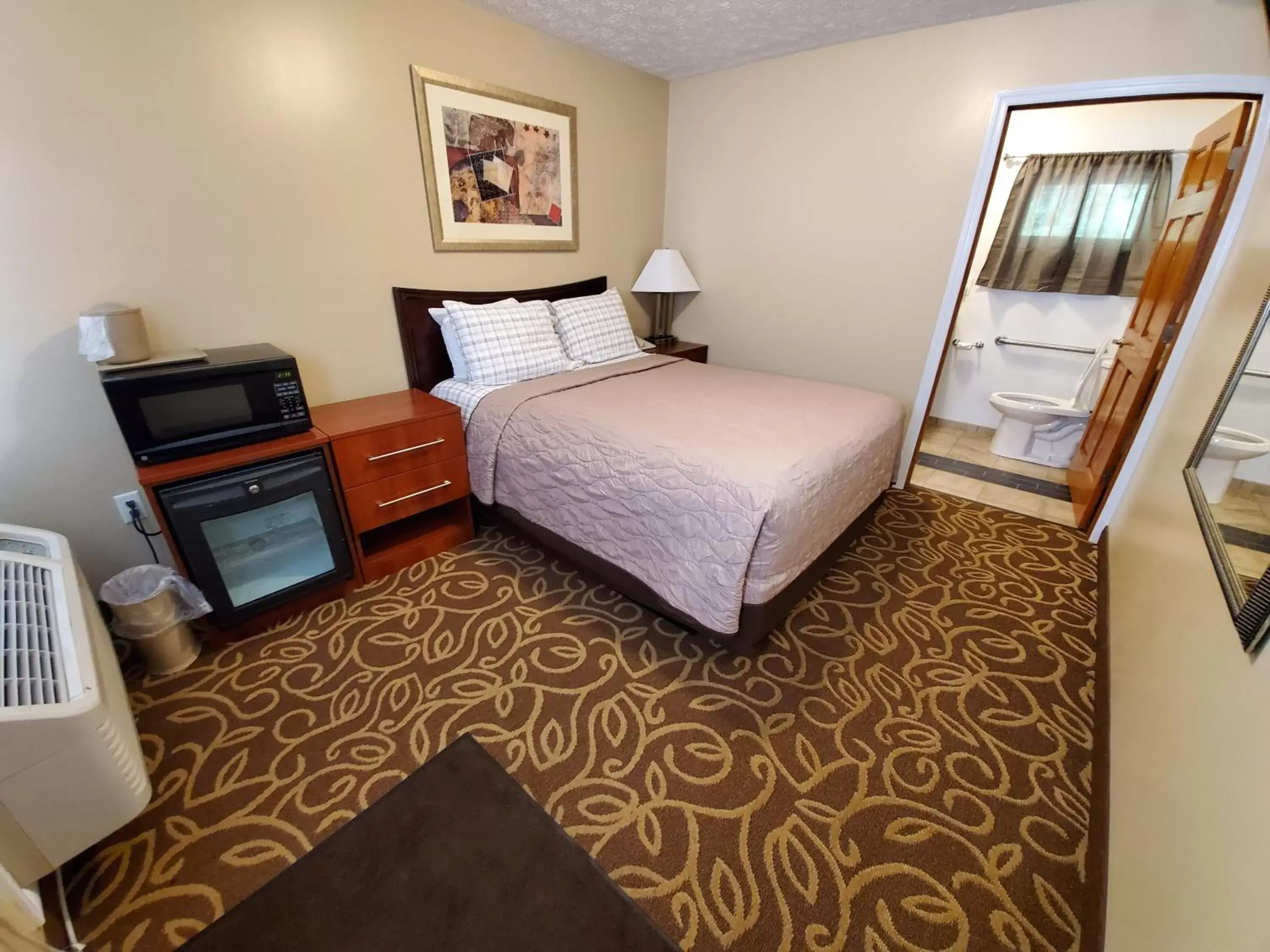 Bed in Jefferson Hills Motel