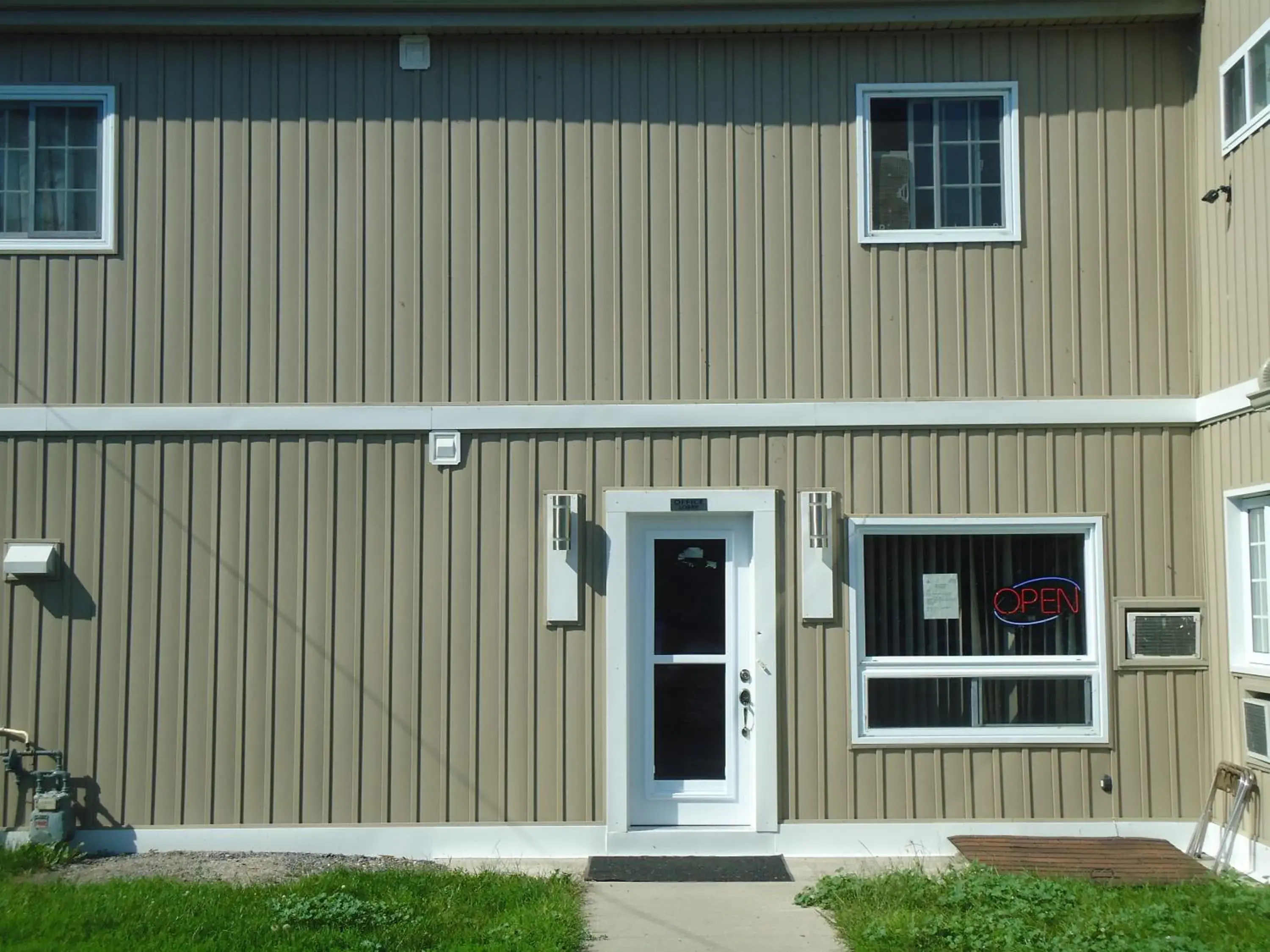 Facade/entrance in Bayside Inn & Waterfront Suites