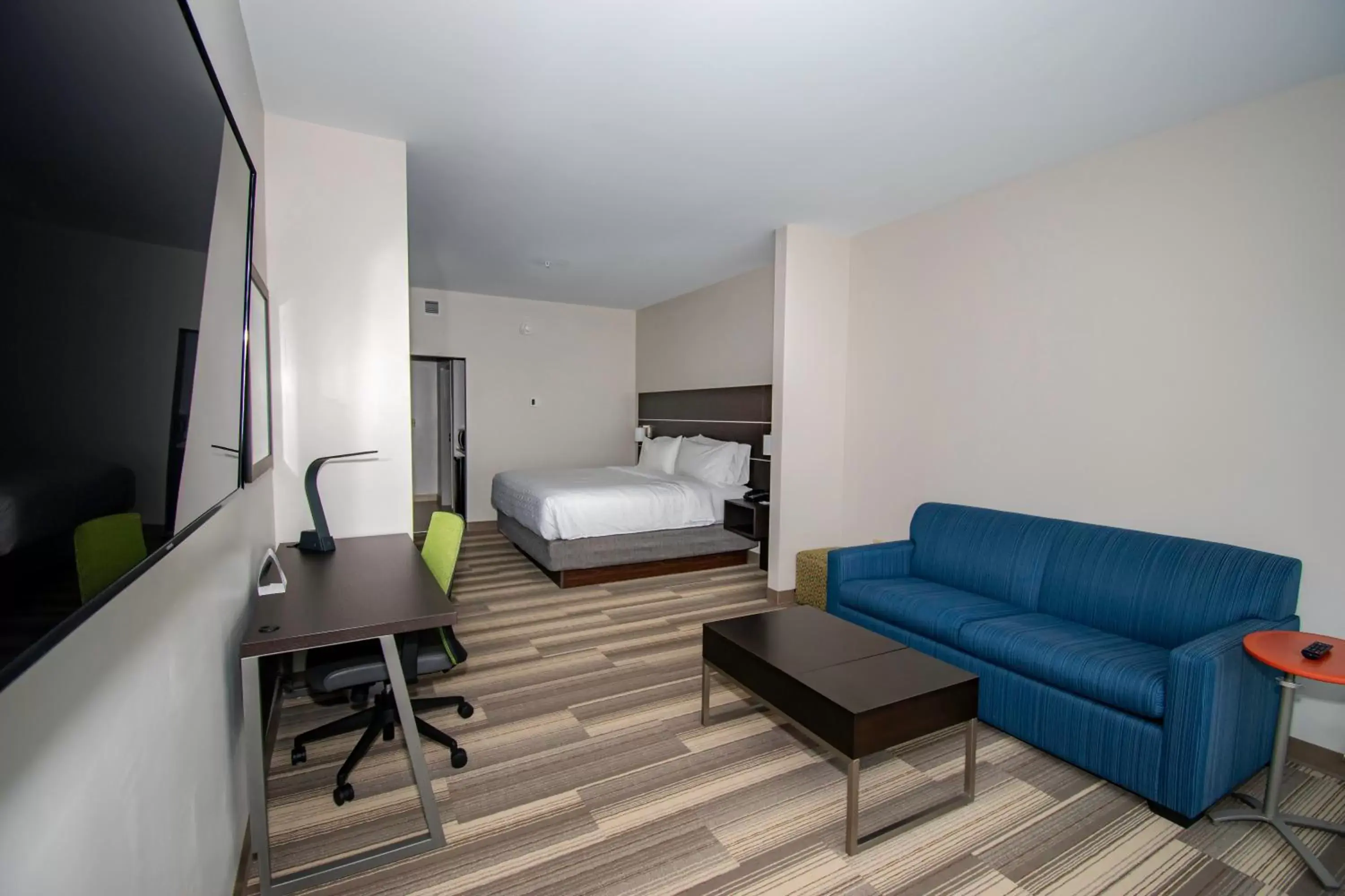 Photo of the whole room, Seating Area in Holiday Inn Express & Suites Tonawanda - Buffalo Area, an IHG Hotel