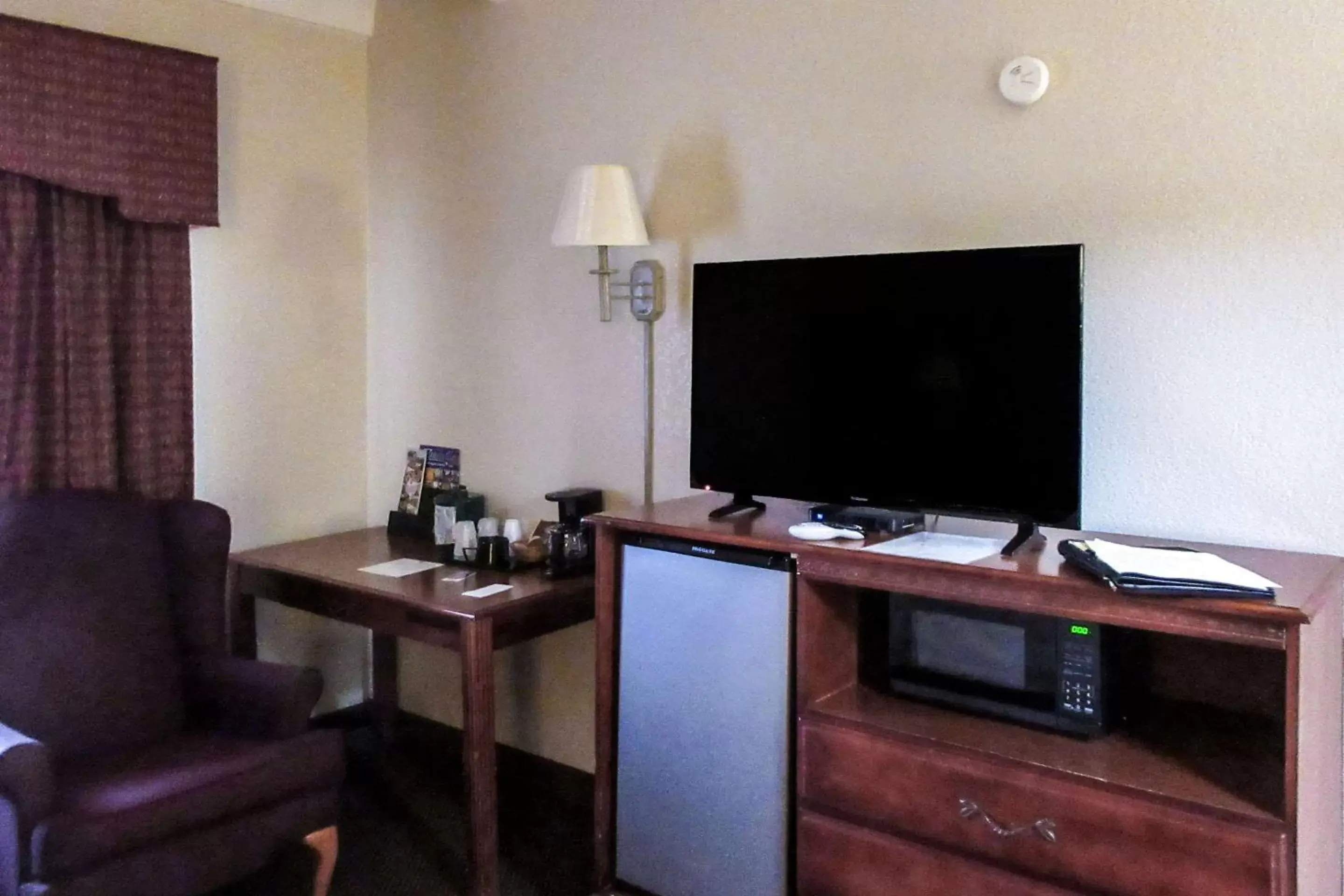 Photo of the whole room, TV/Entertainment Center in Rodeway Inn