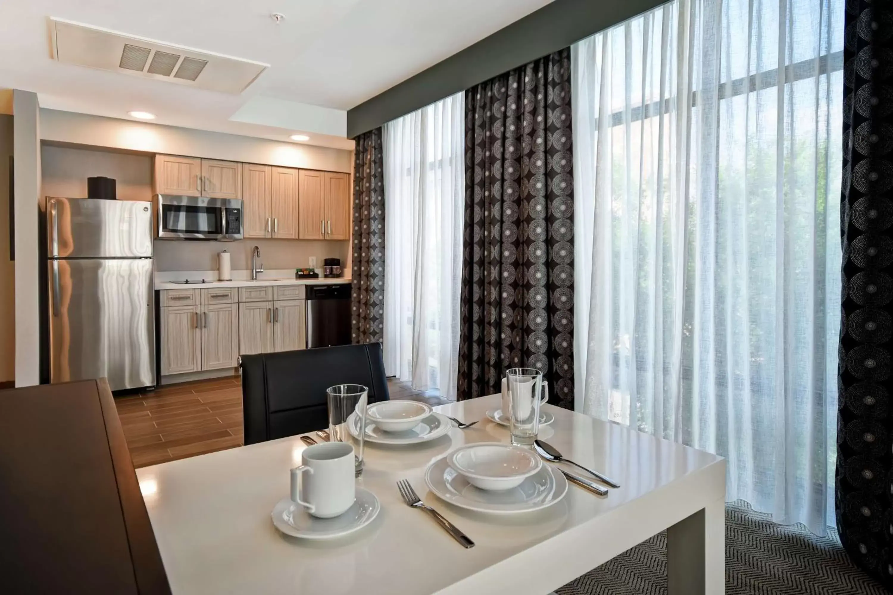 Kitchen or kitchenette, Dining Area in Homewood Suites By Hilton Greenville Downtown