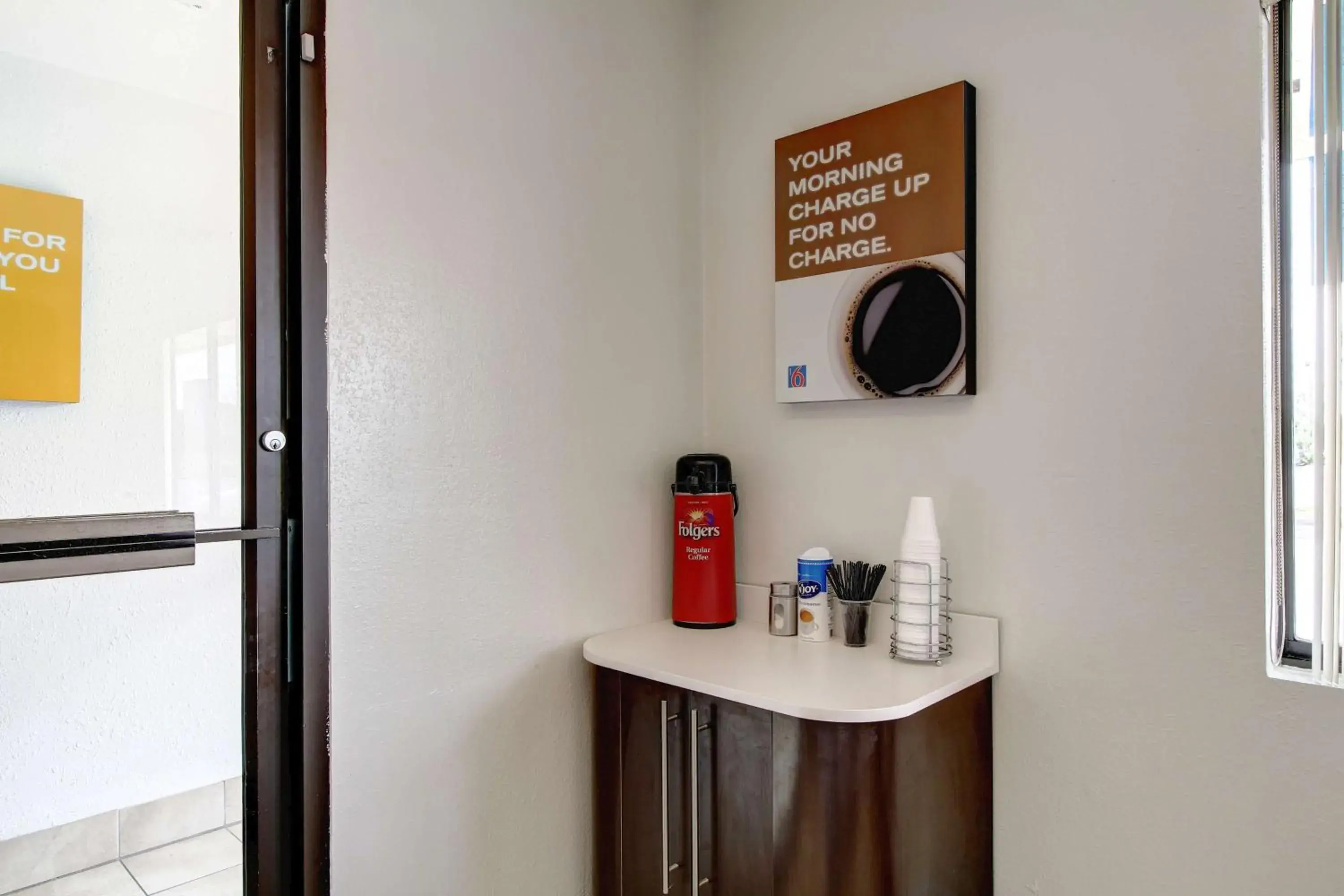 Lobby or reception, Coffee/Tea Facilities in Motel 6-Amherst, OH - Cleveland West - Lorain